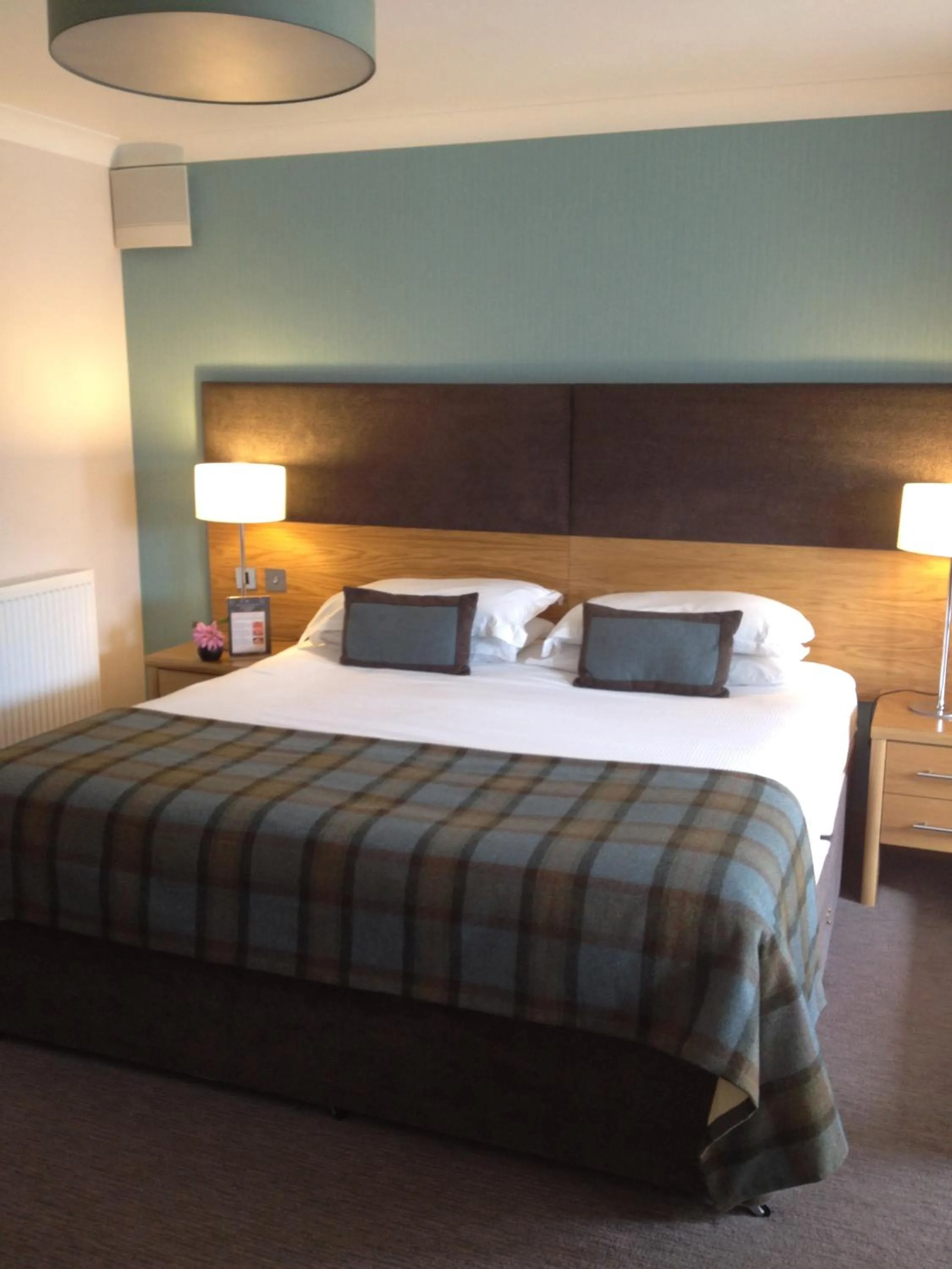 Bedroom, Bed in Craigmhor Lodge & Courtyard