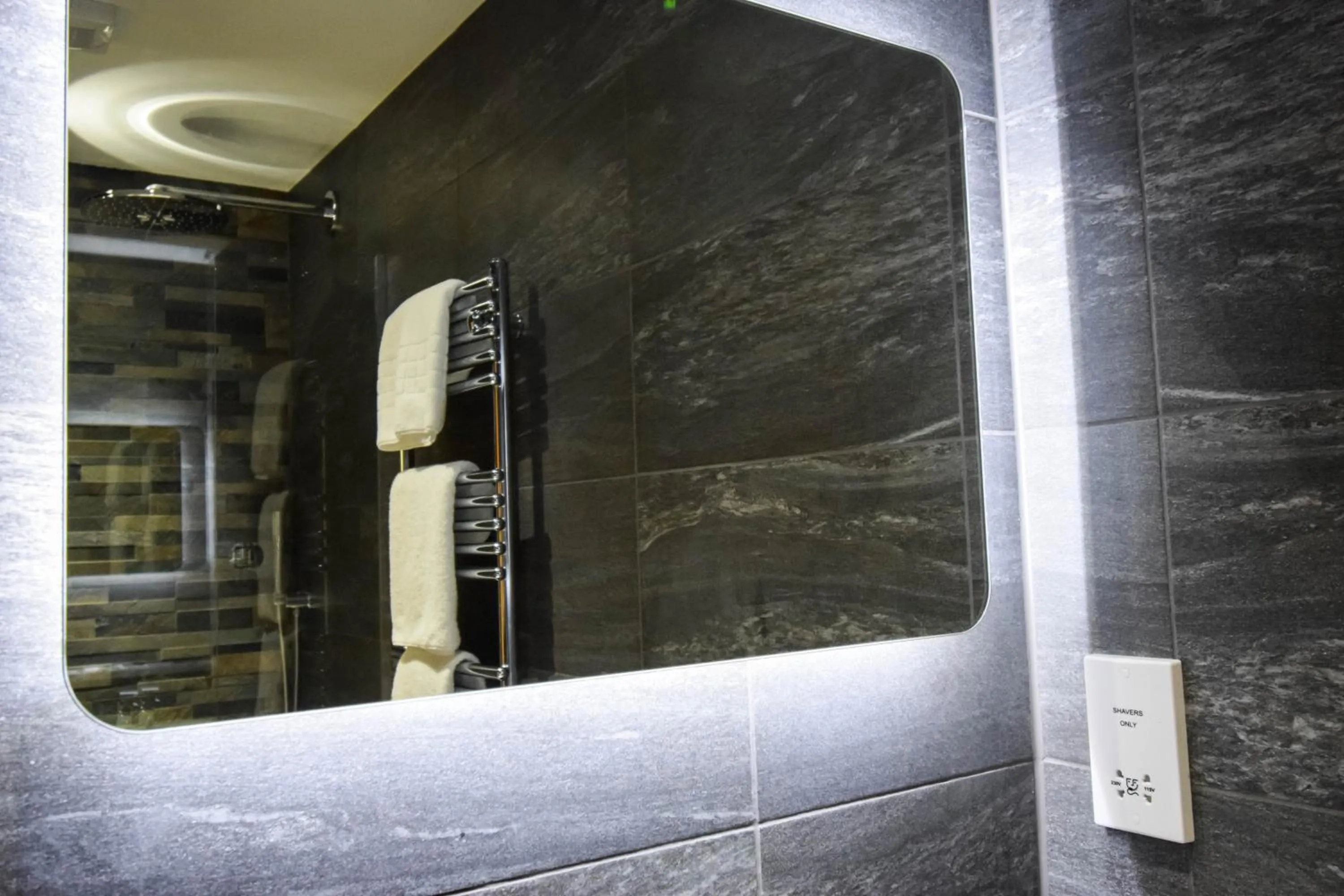 Shower in Craigmhor Lodge & Courtyard