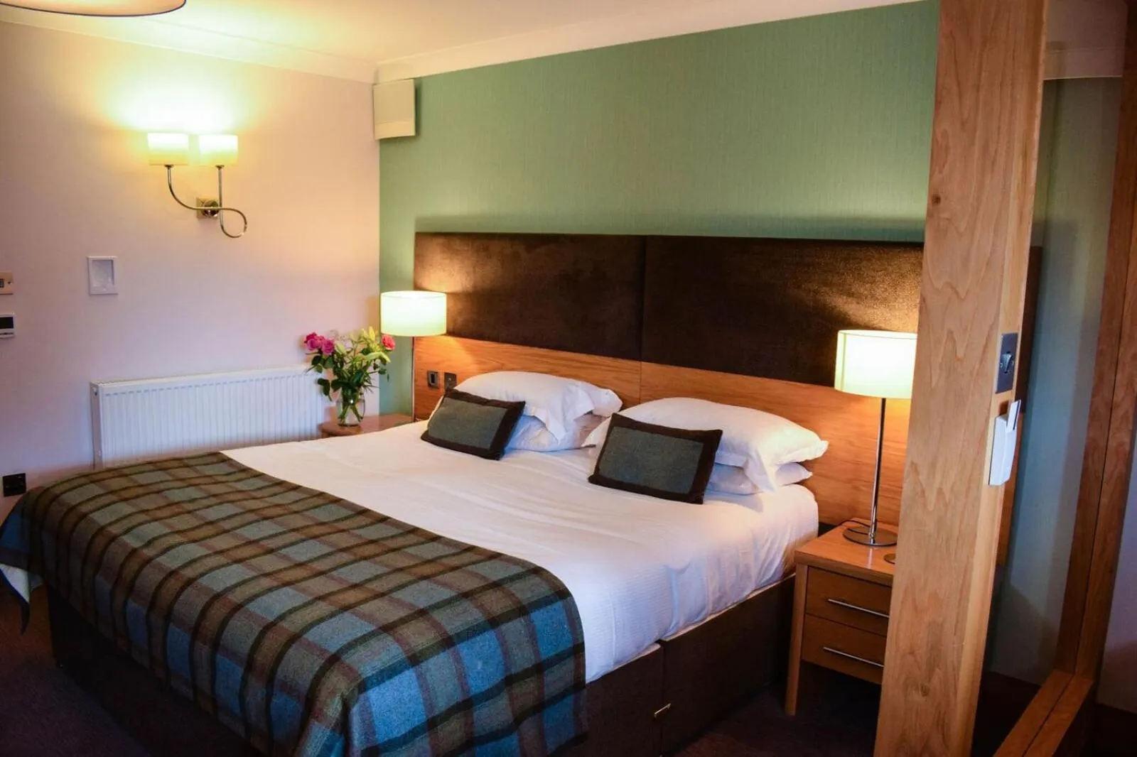 Bedroom, Bed in Craigmhor Lodge & Courtyard