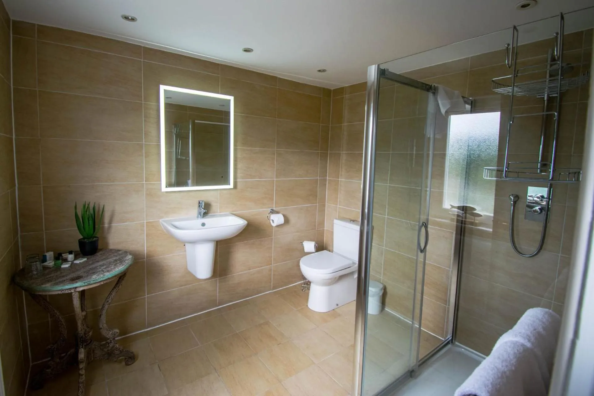 Bathroom in Craigmhor Lodge & Courtyard