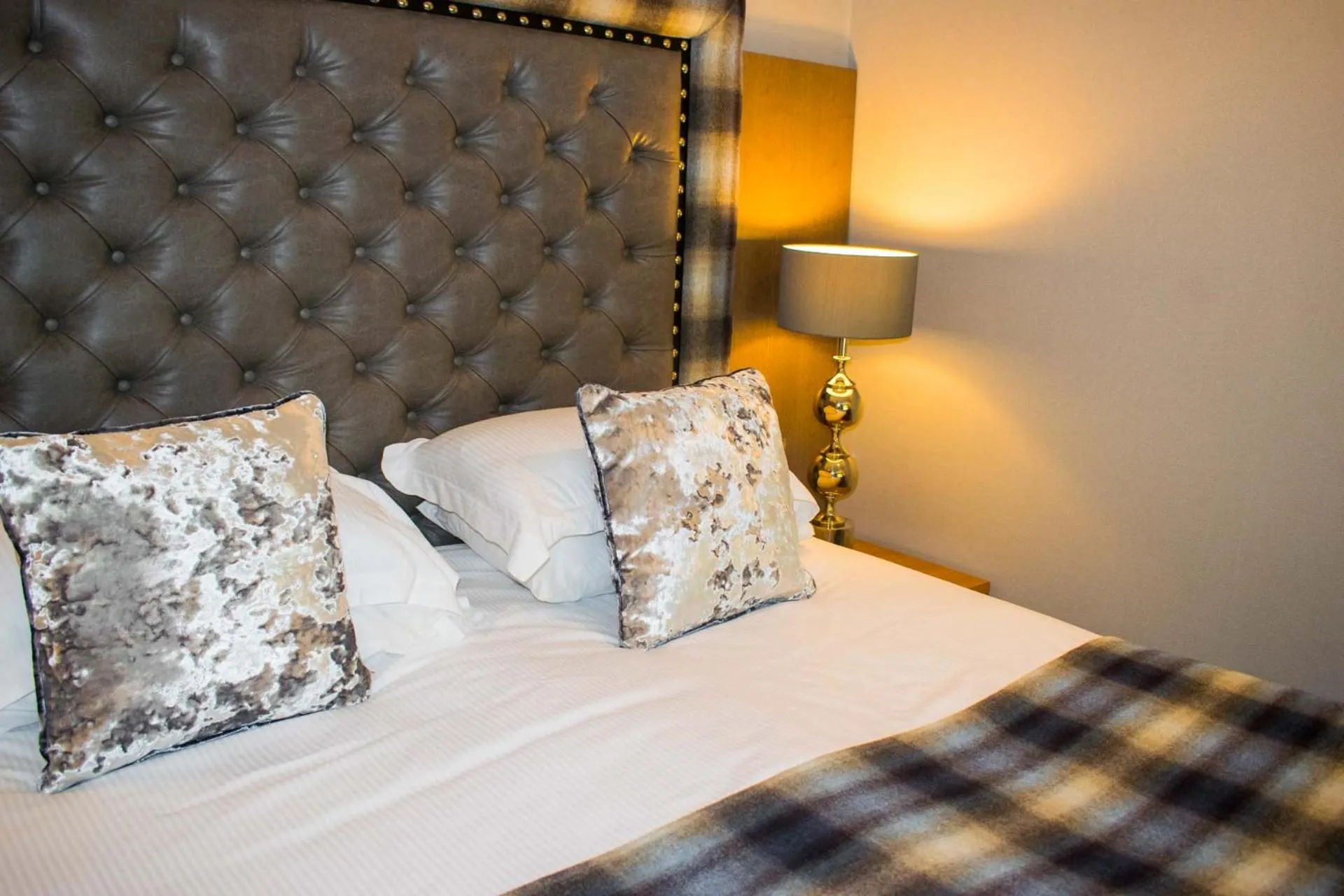 Bedroom, Bed in Craigmhor Lodge & Courtyard