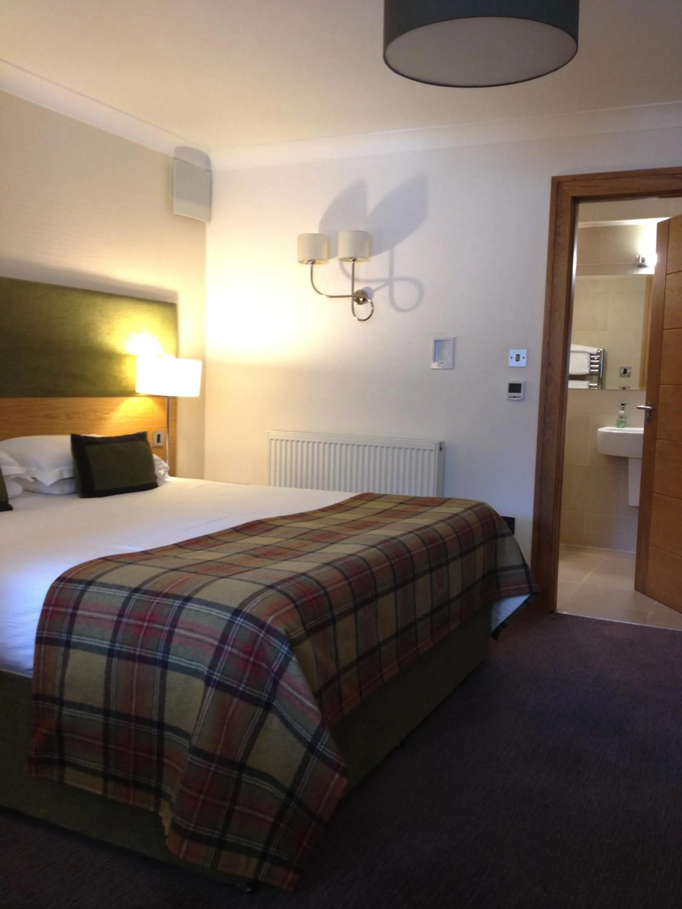 Bedroom, Bed in Craigmhor Lodge & Courtyard