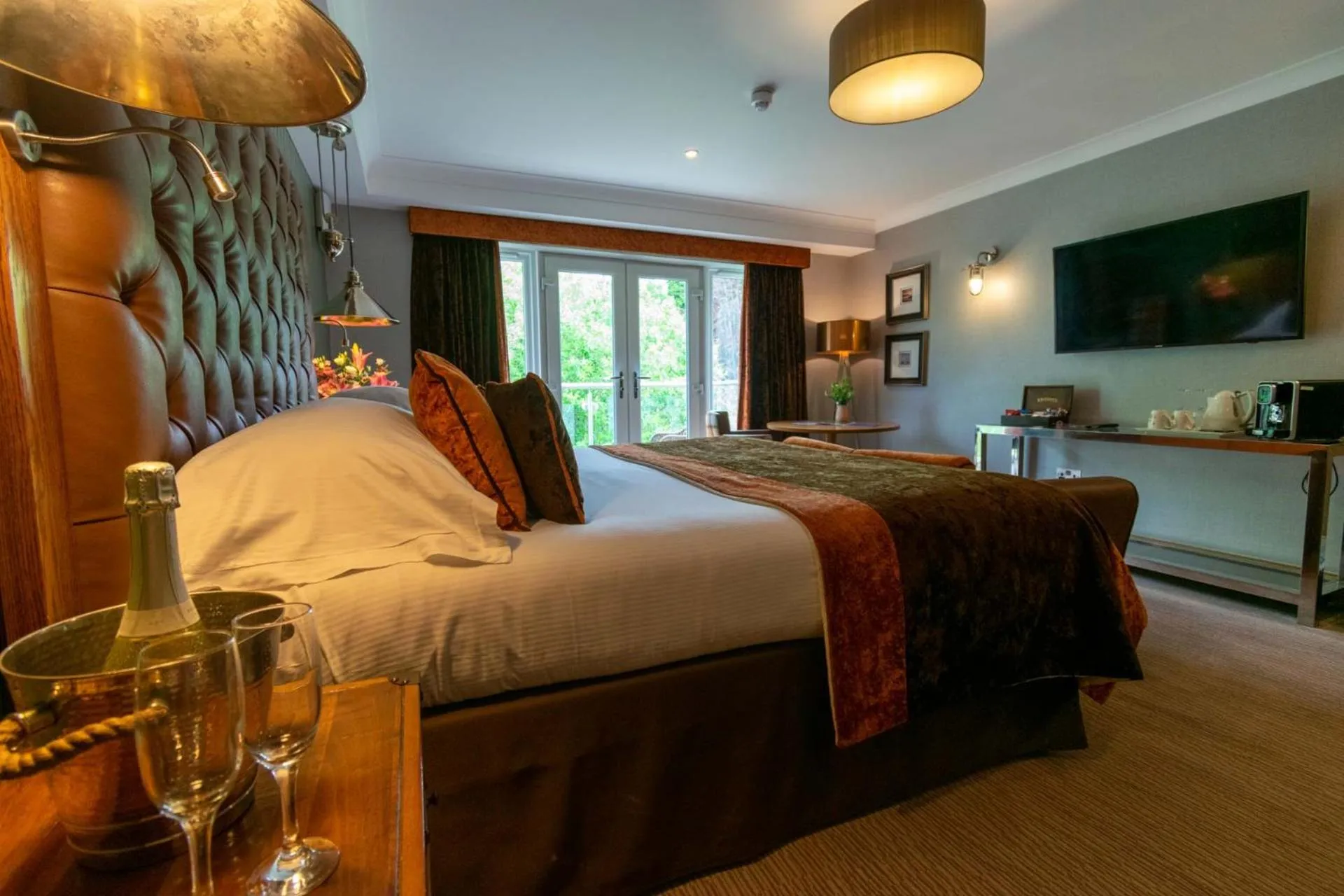 Bedroom, Bed in Craigmhor Lodge & Courtyard