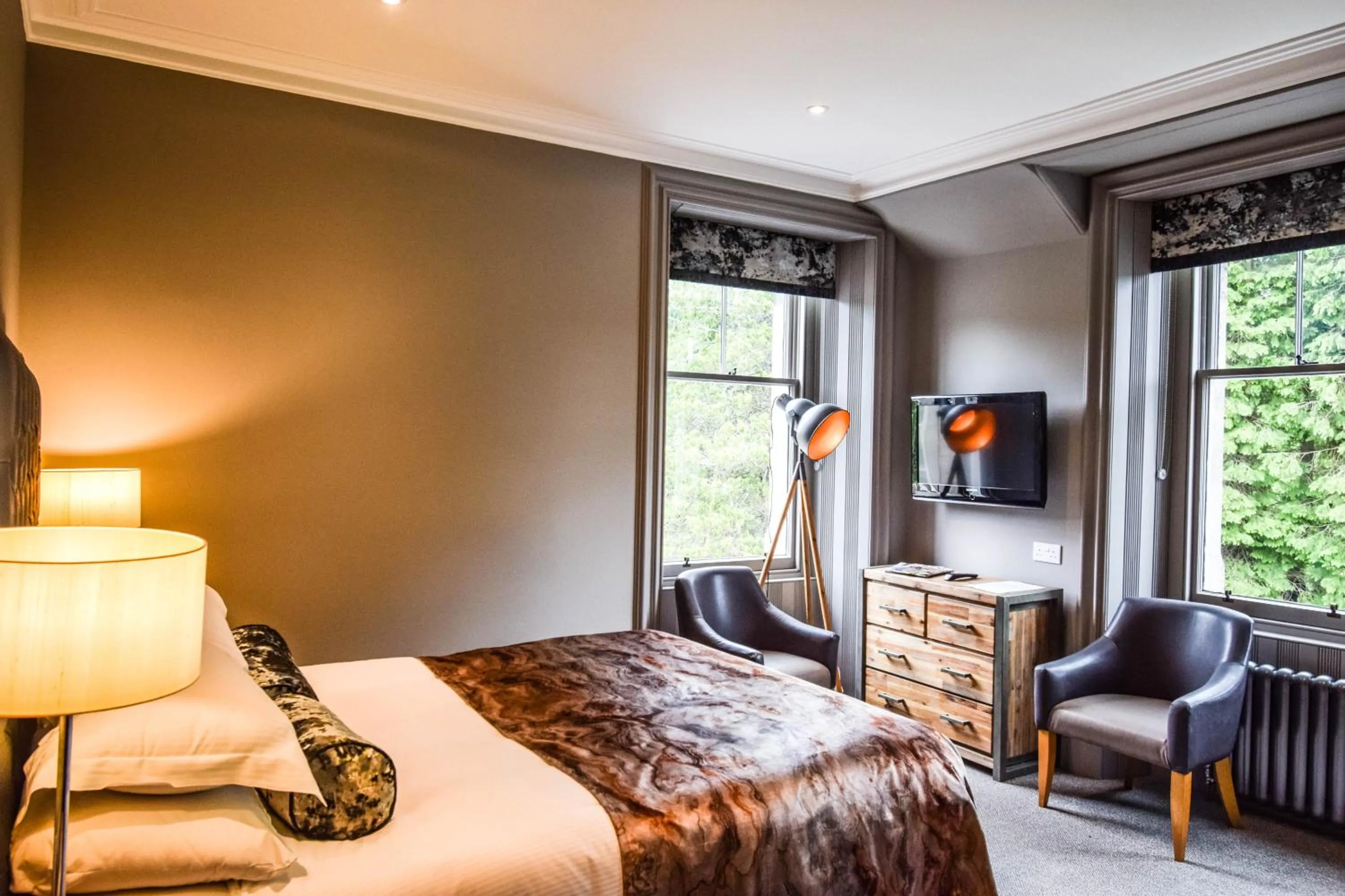 Photo of the whole room, Bed in Craigmhor Lodge & Courtyard