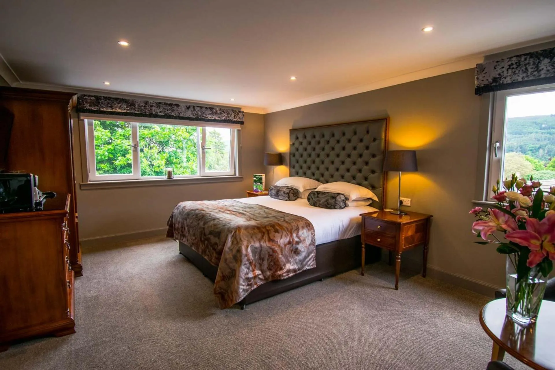 Bedroom, Bed in Craigmhor Lodge & Courtyard