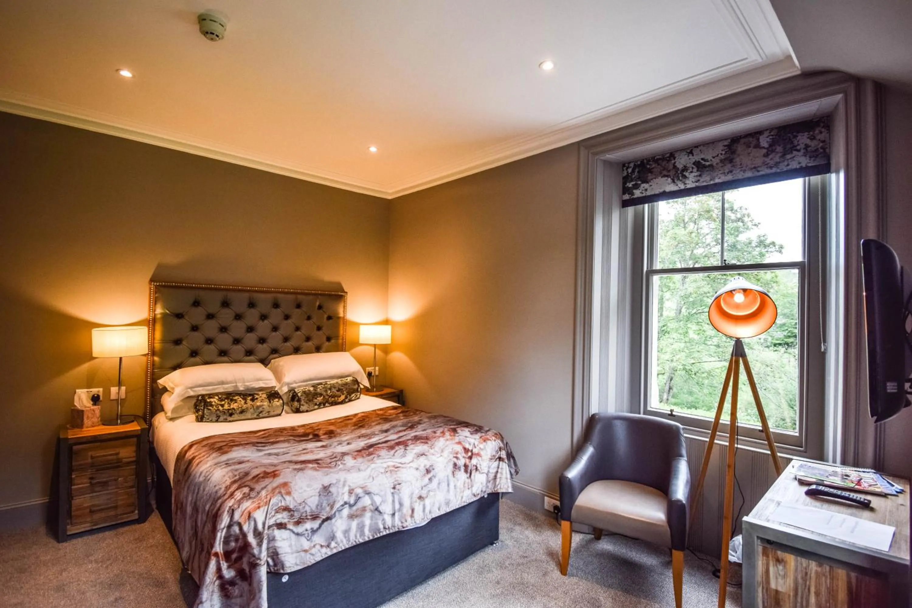 Photo of the whole room, Bed in Craigmhor Lodge & Courtyard