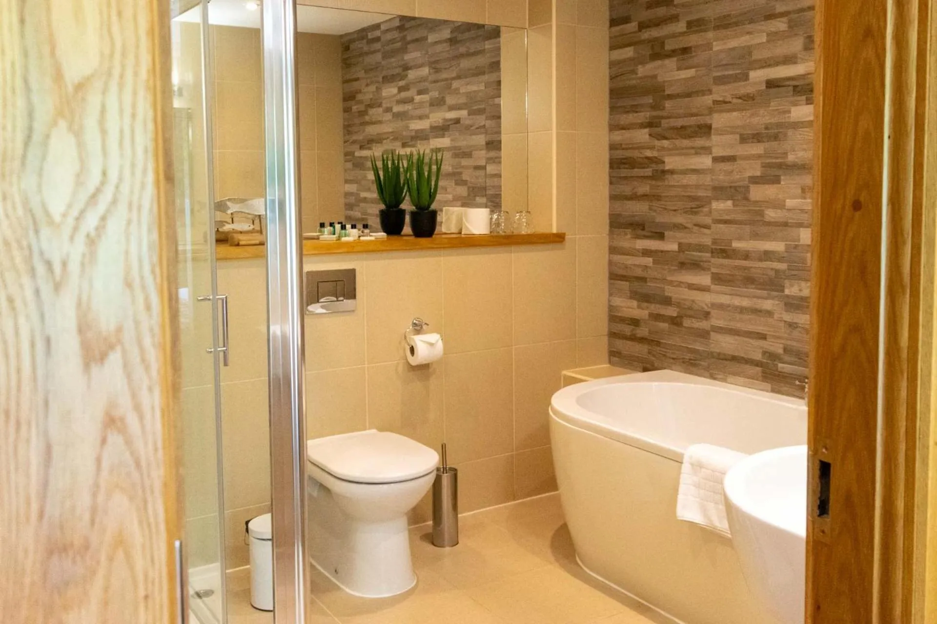 Bathroom in Craigmhor Lodge & Courtyard