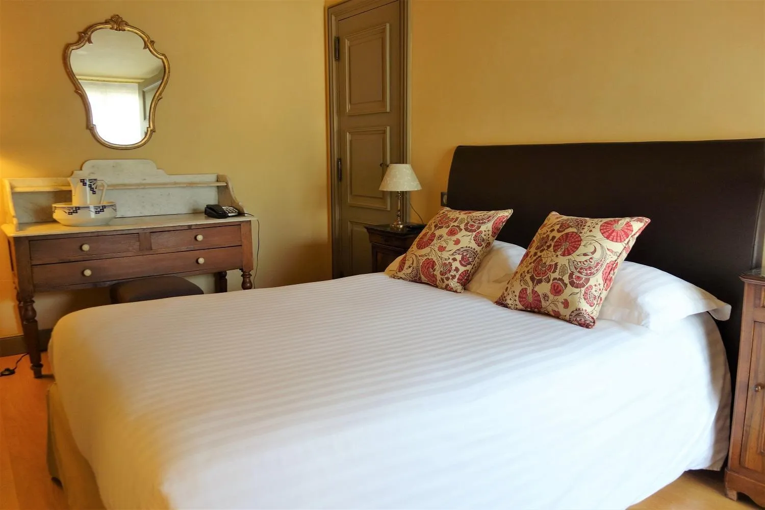 Bed in Hotel Restaurant Chartron