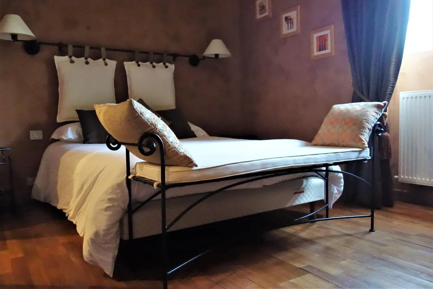 Bedroom, Bed in Hotel Restaurant Chartron