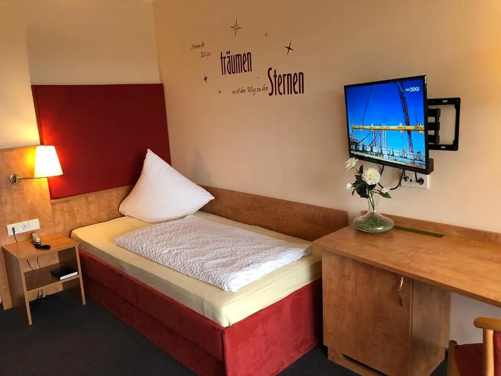 Photo of the whole room, Bed in Hotel Häfner