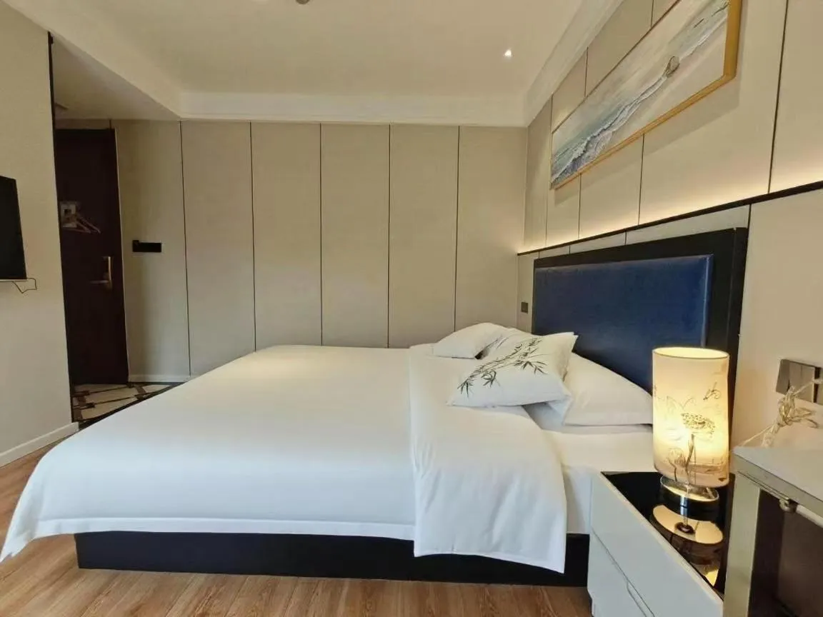 Bed in Longchen Holiday Hotel-close to Xintiandi and Huaihai Middle Road