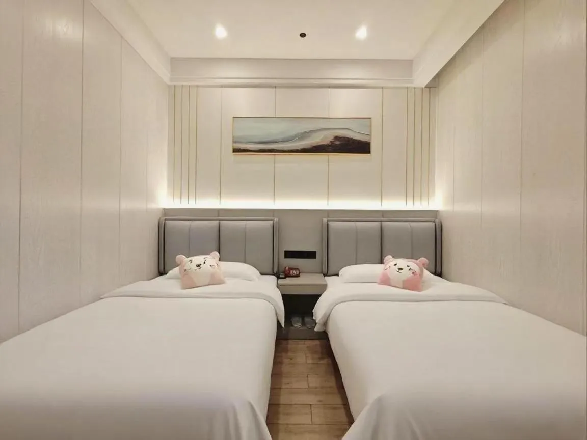 Bed in Longchen Holiday Hotel-close to Xintiandi and Huaihai Middle Road