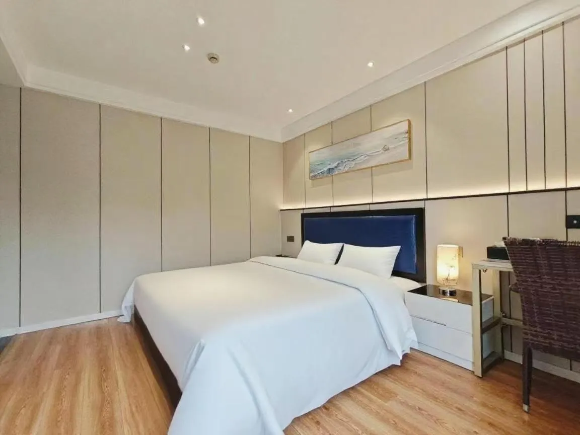 Bed in Longchen Holiday Hotel-close to Xintiandi and Huaihai Middle Road