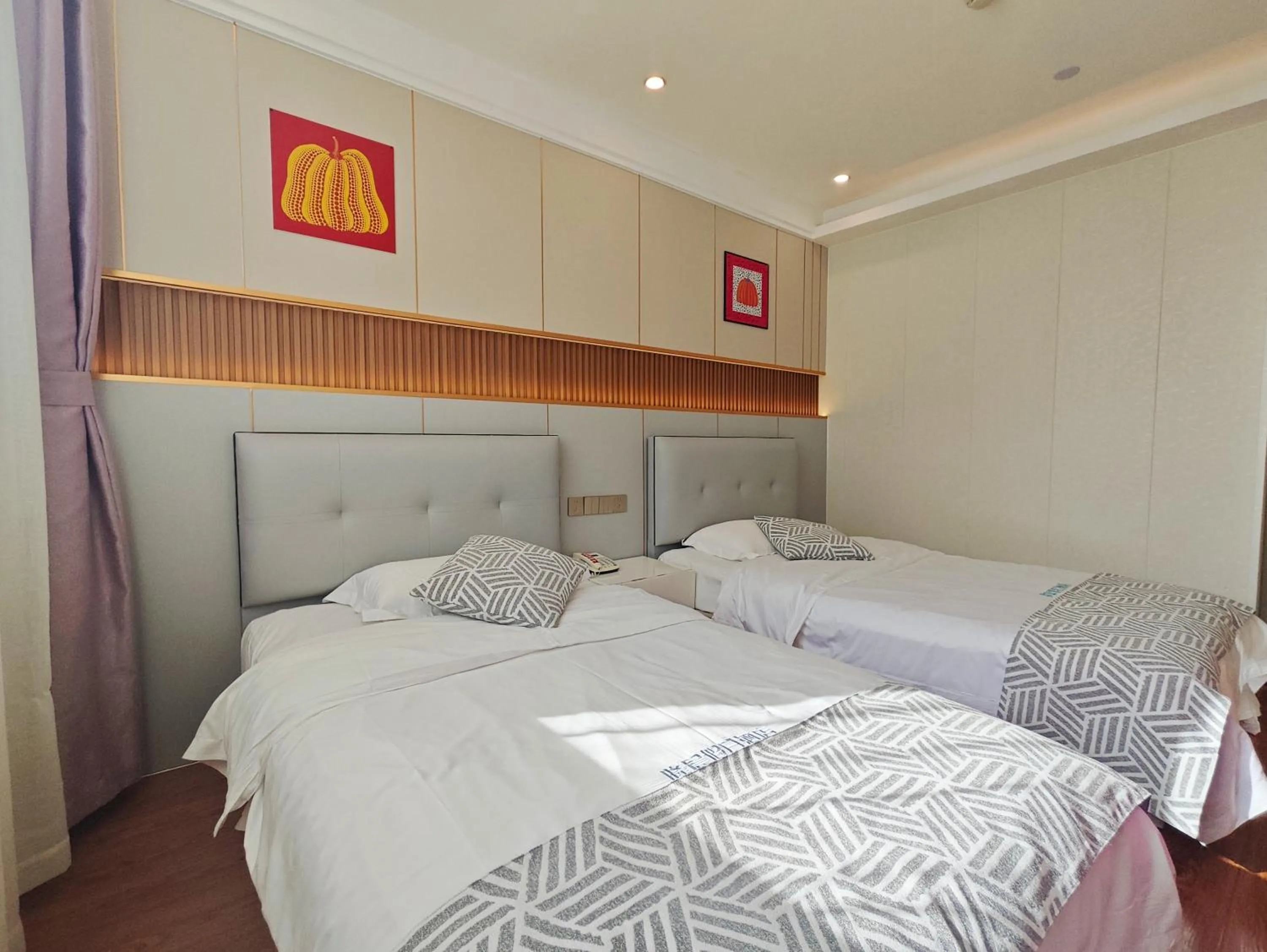 Bed in Longchen Holiday Hotel-close to Xintiandi and Huaihai Middle Road