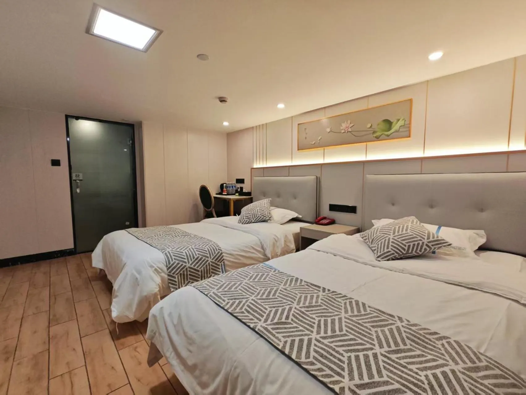 Bed in Longchen Holiday Hotel-close to Xintiandi and Huaihai Middle Road