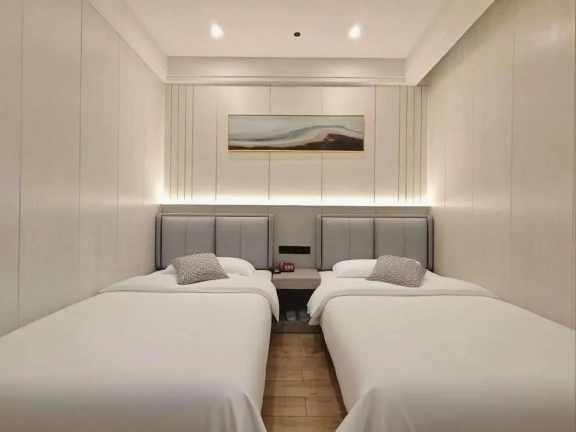 Bed in Longchen Holiday Hotel-close to Xintiandi and Huaihai Middle Road