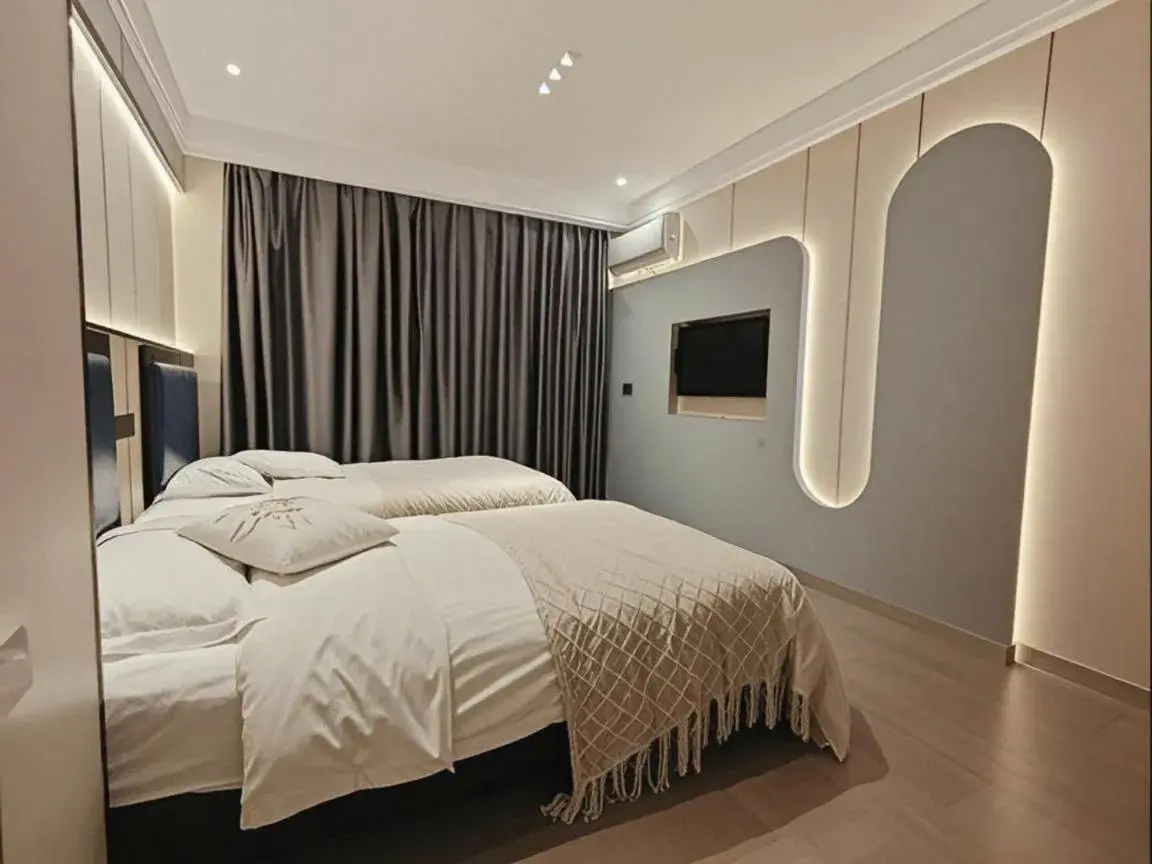 Twin Room in Longchen Holiday Hotel-close to Xintiandi and Huaihai Middle Road Twin Room in Longchen Holiday Hotel-close to Xintiandi and Huaihai Middle Road