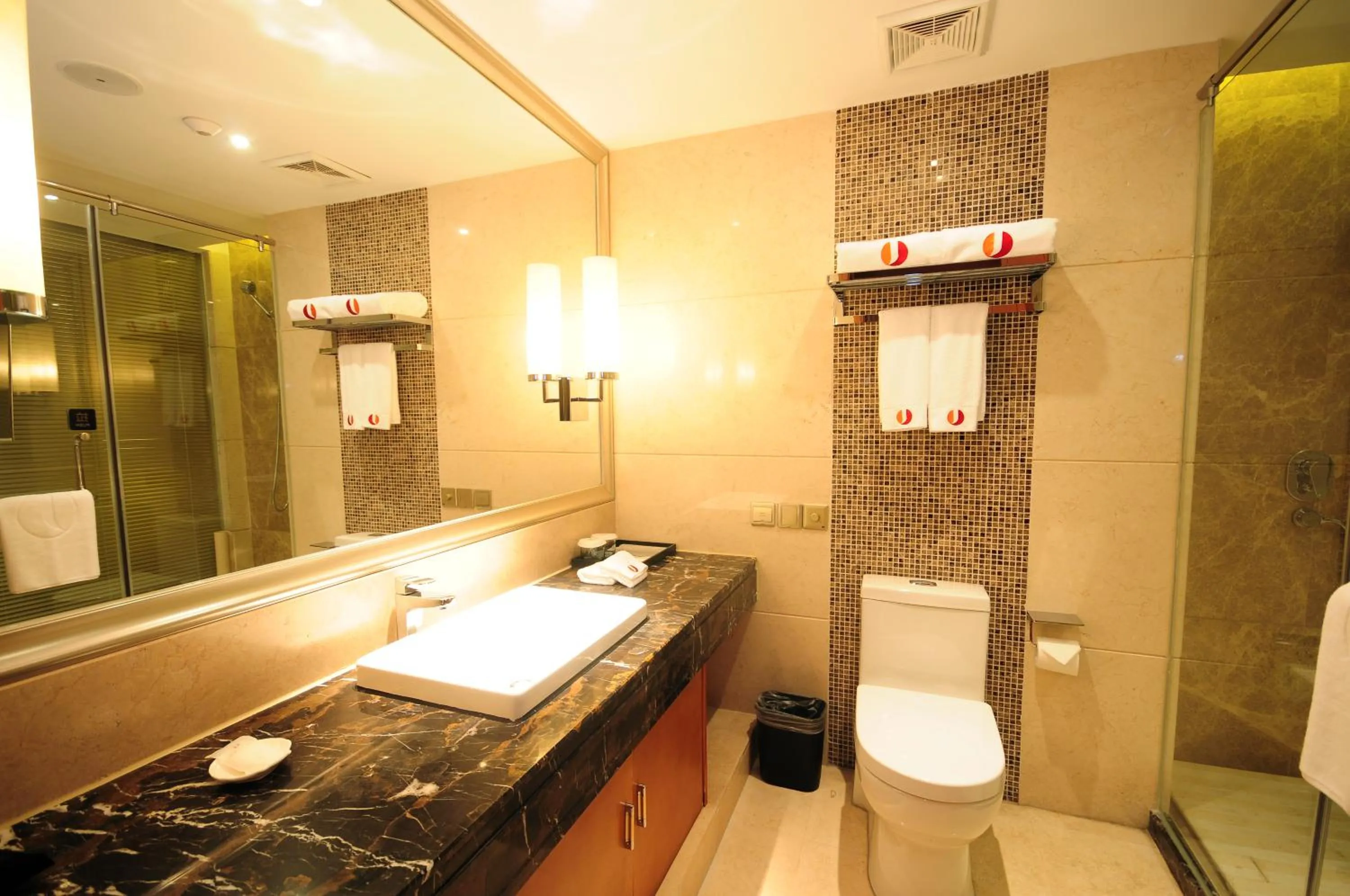 Bathroom in Airport Jianguo Hotel
