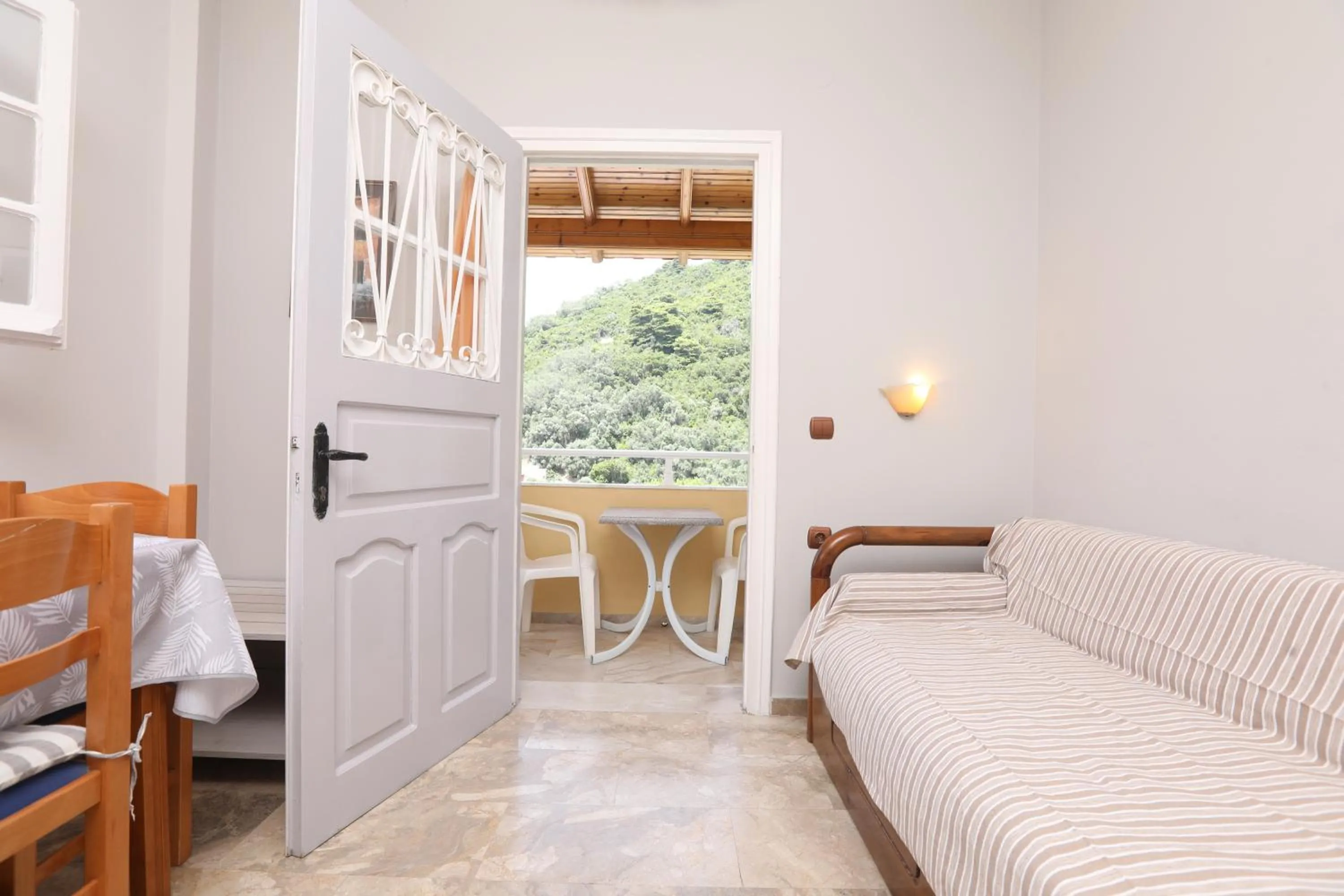 Bed in Marina Apartments, Agios Gordios Corfu