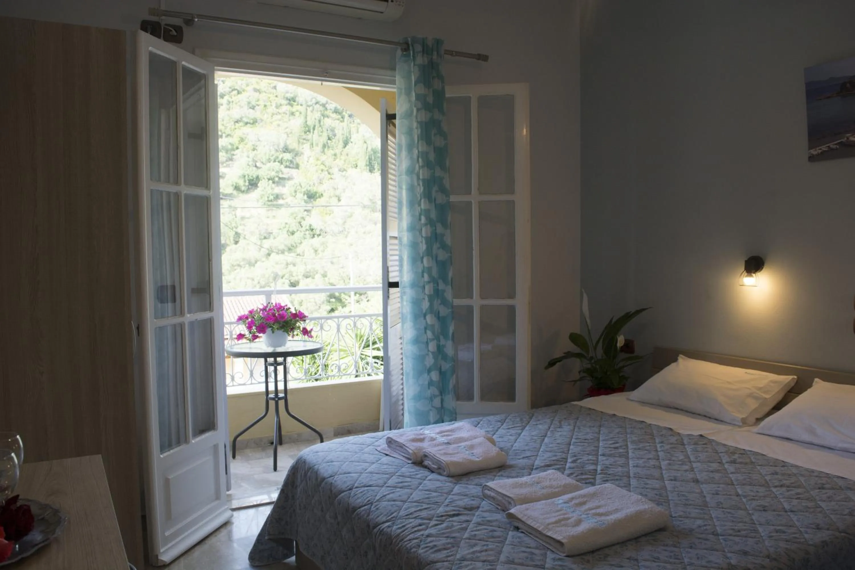 Bed in Marina Apartments, Agios Gordios Corfu