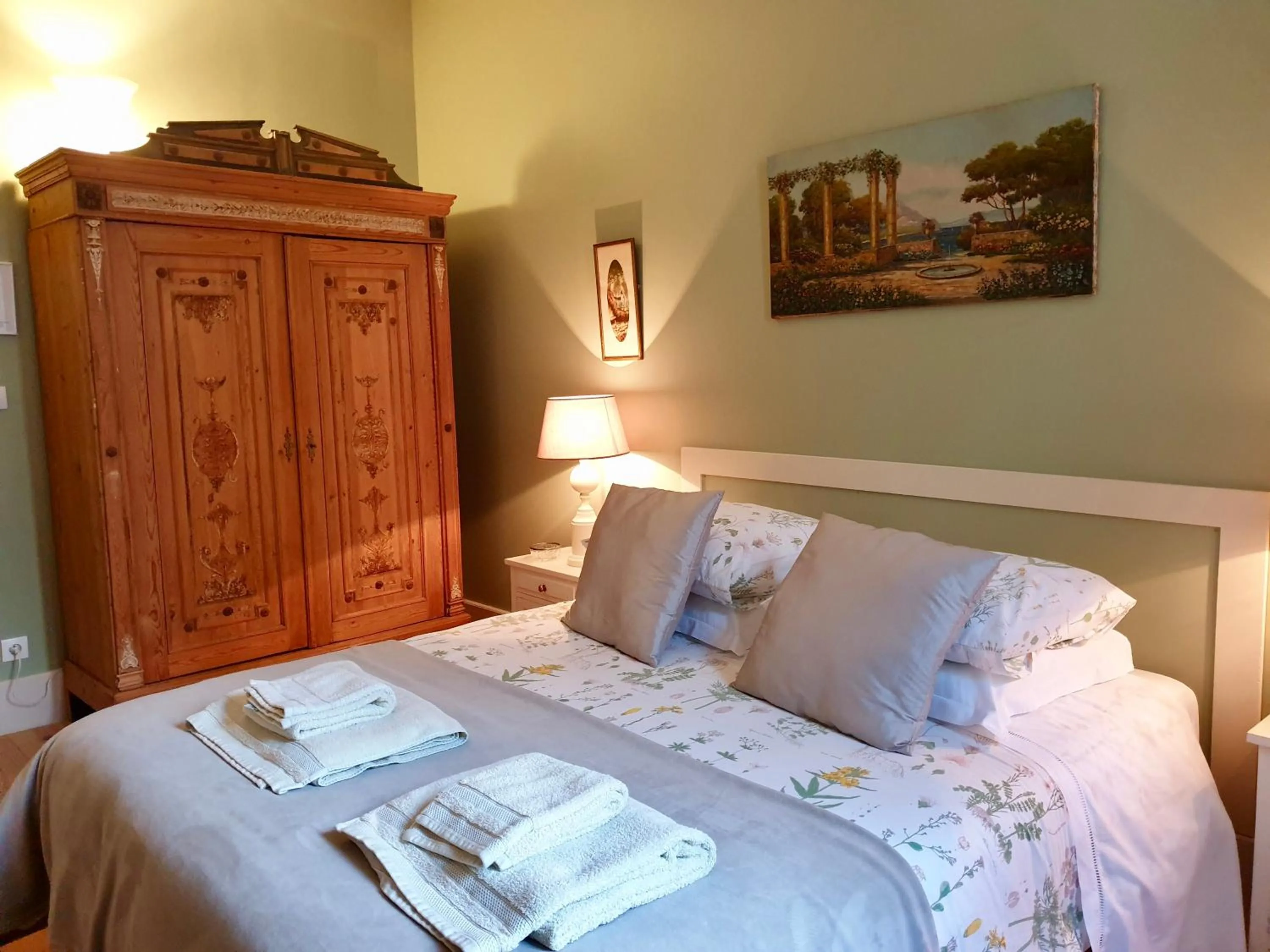 Bedroom, Bed in Ombre Rose