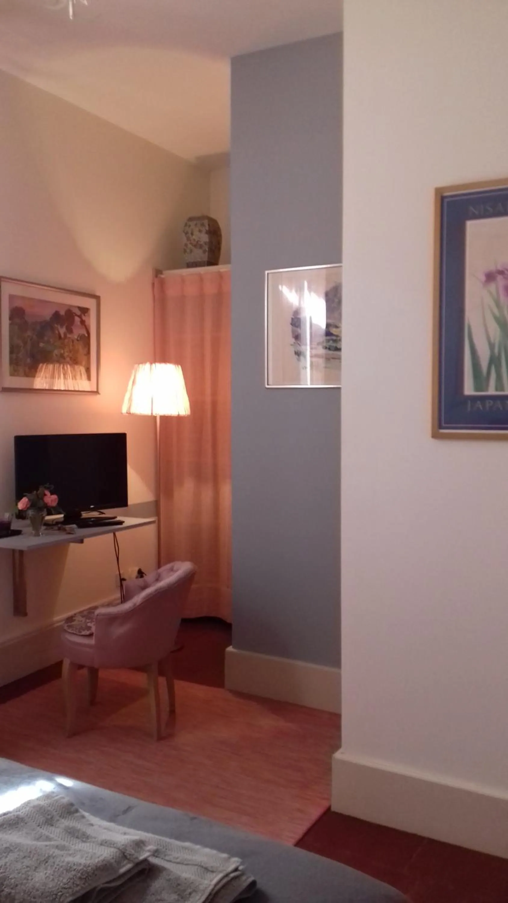 Photo of the whole room in Ombre Rose