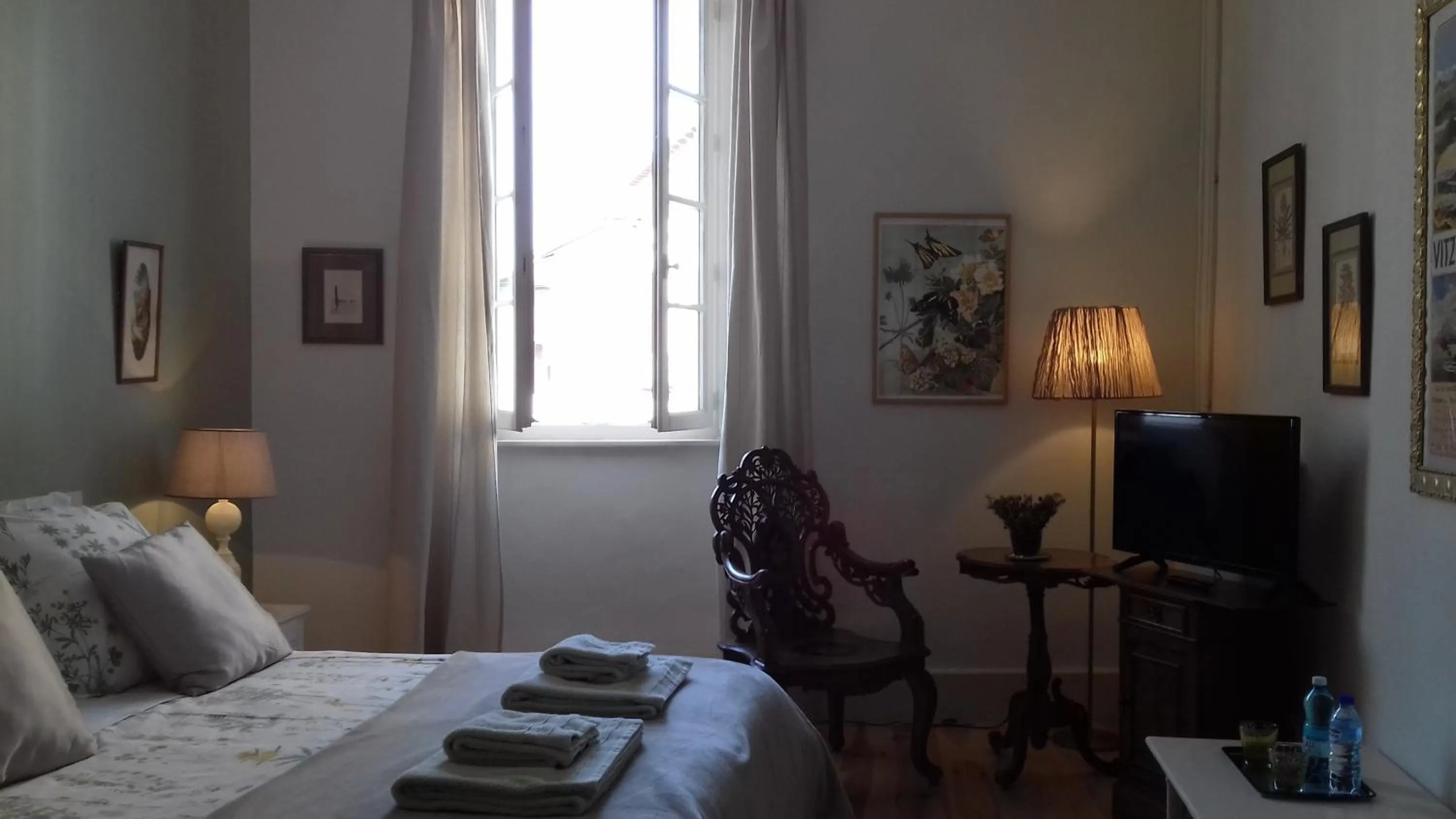 Photo of the whole room, Bed in Ombre Rose