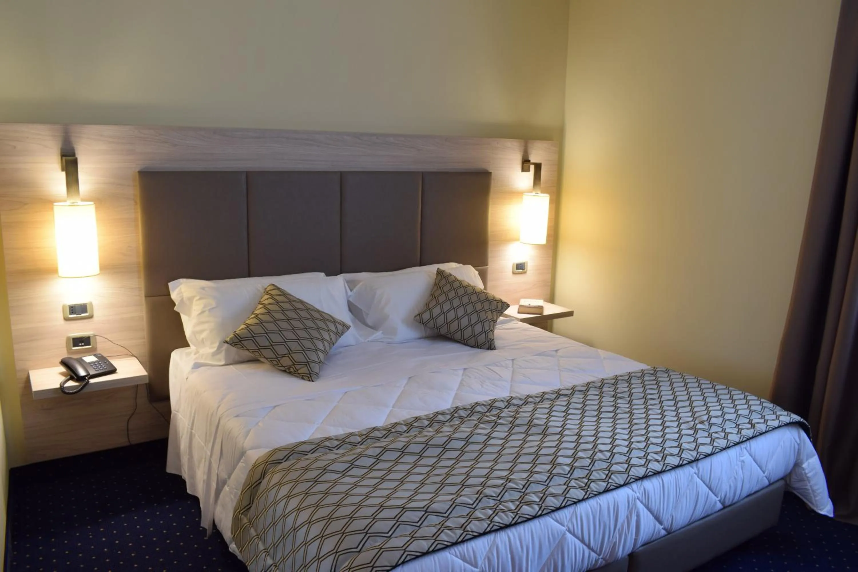 Photo of the whole room, Bed in Roma Domus Hotel