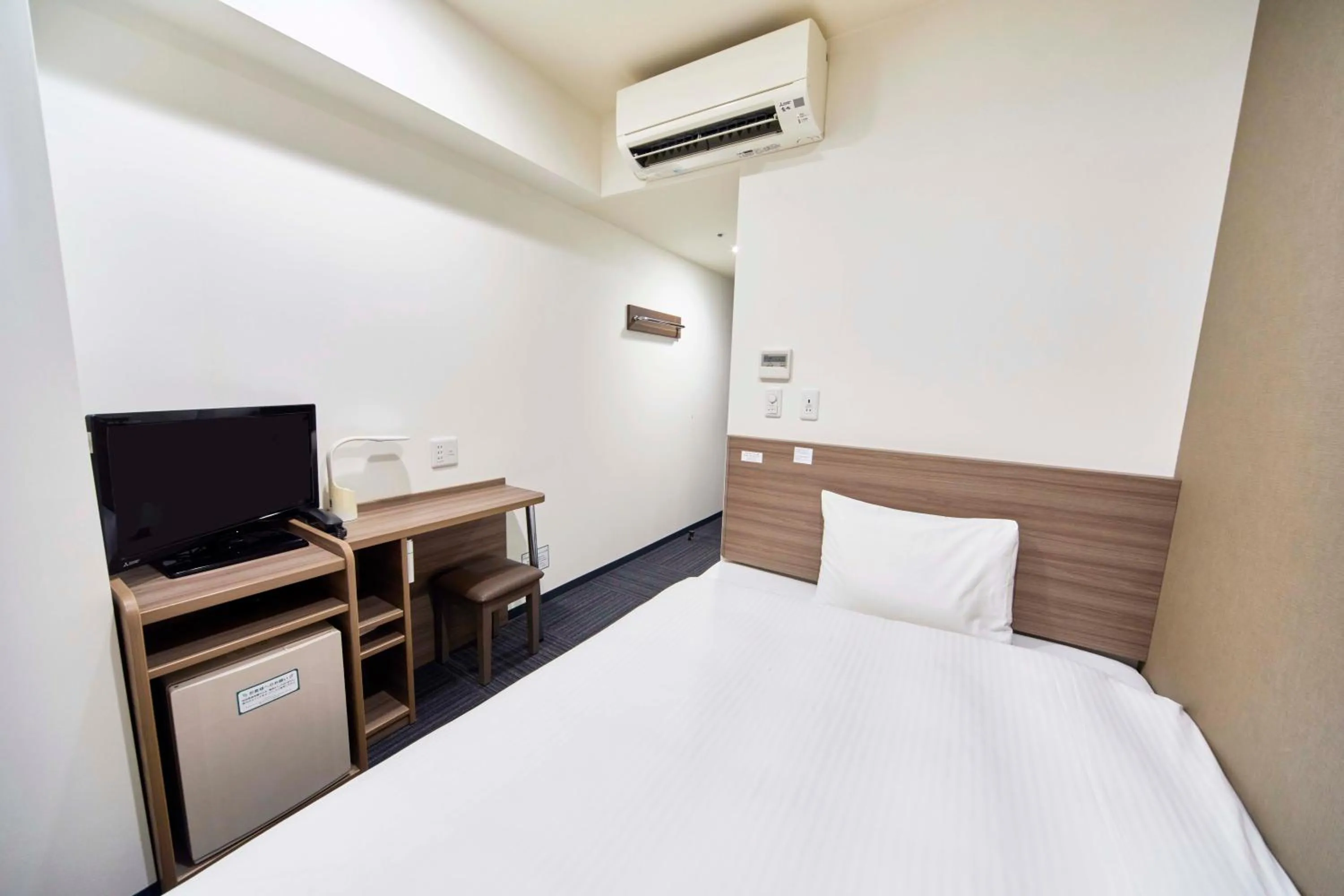 Bed in WASHINGTON R&B Hotel Shin Osaka Kitaguchi