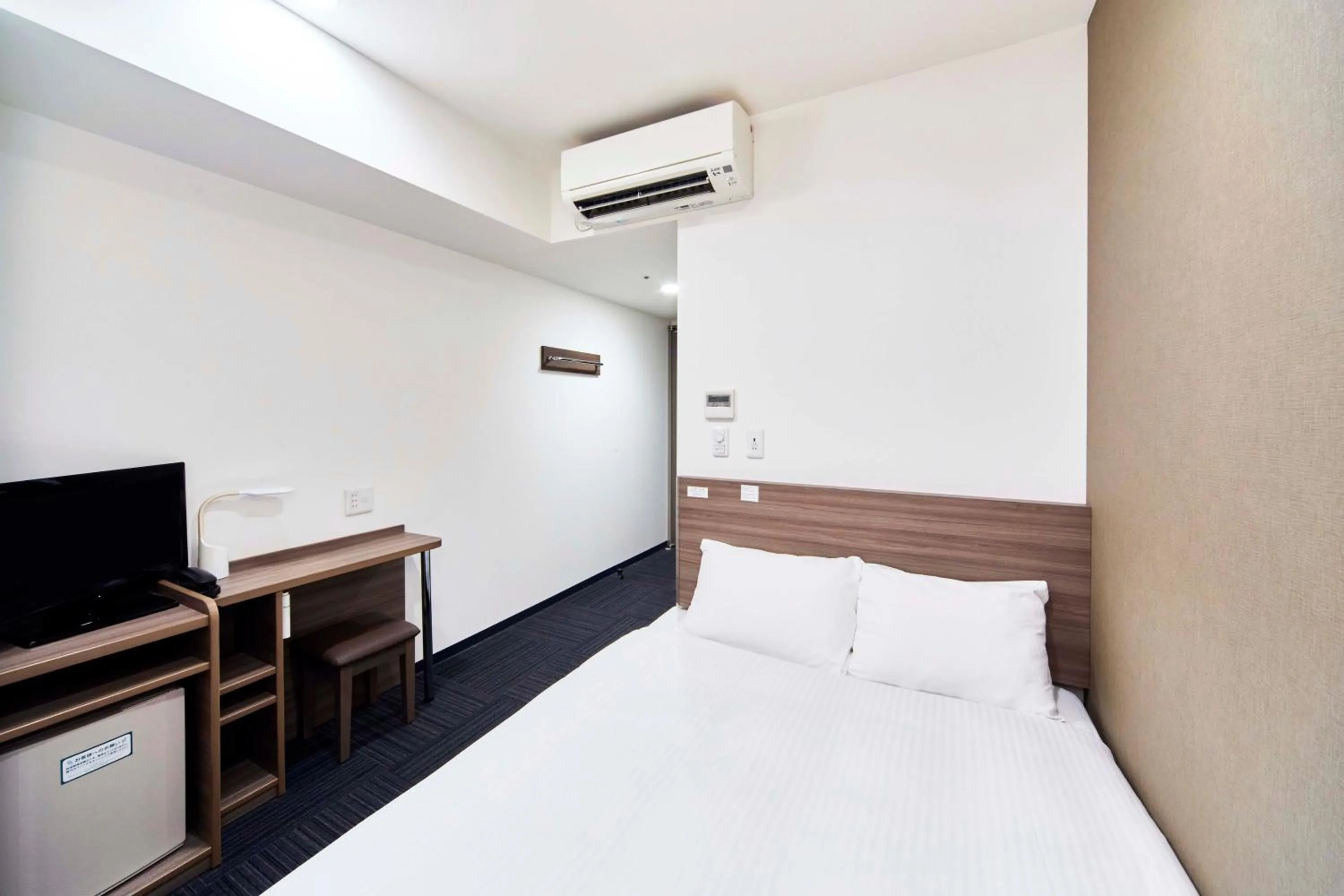 Bed in WASHINGTON R&B Hotel Shin Osaka Kitaguchi