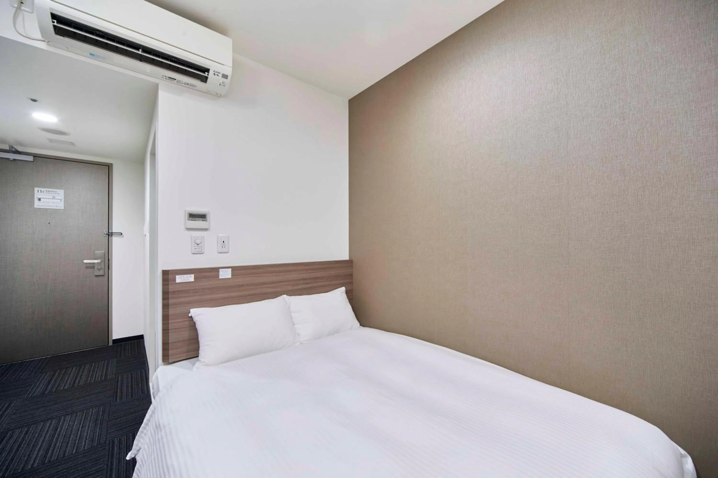 Bed in WASHINGTON R&B Hotel Shin Osaka Kitaguchi