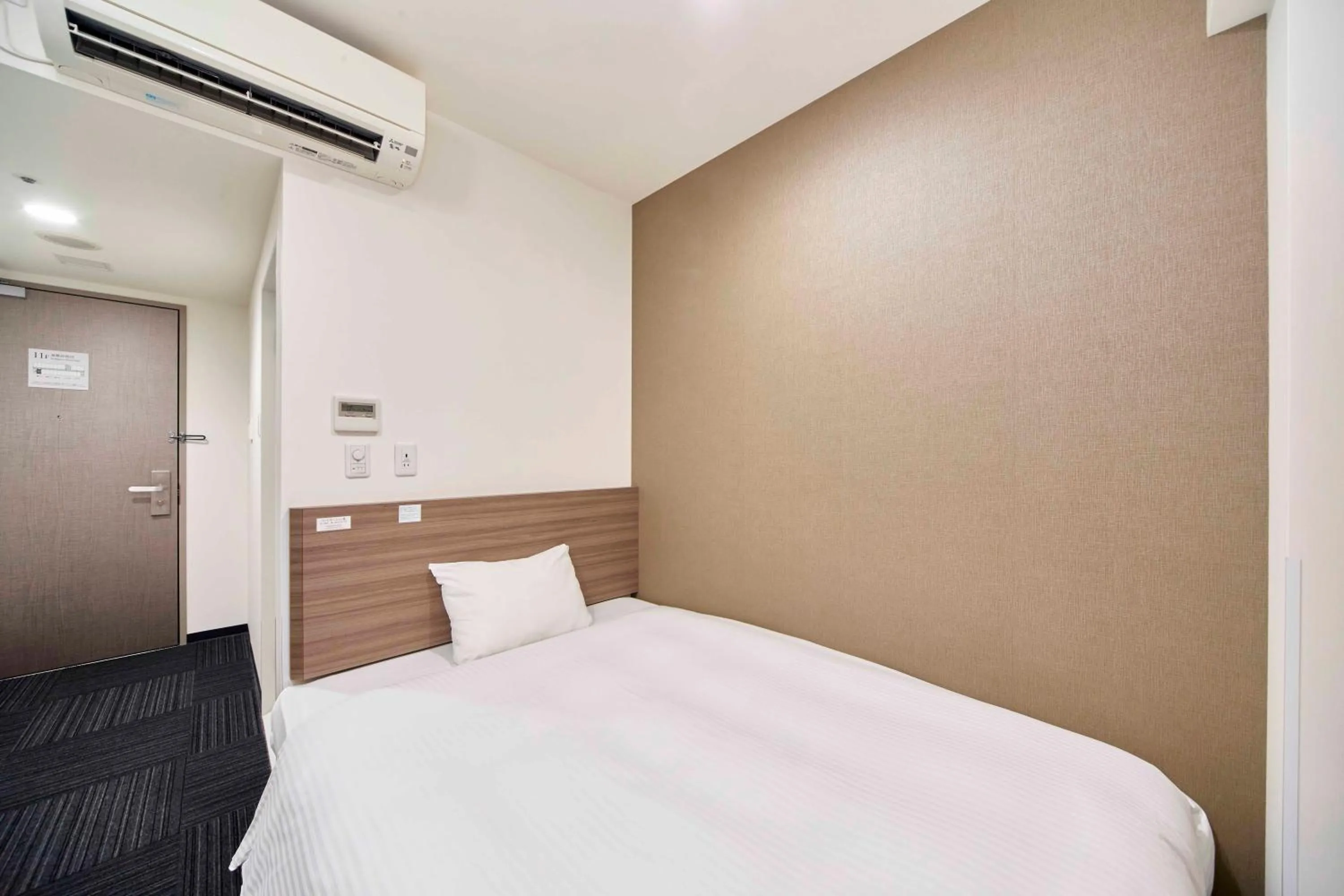 Bed in WASHINGTON R&B Hotel Shin Osaka Kitaguchi