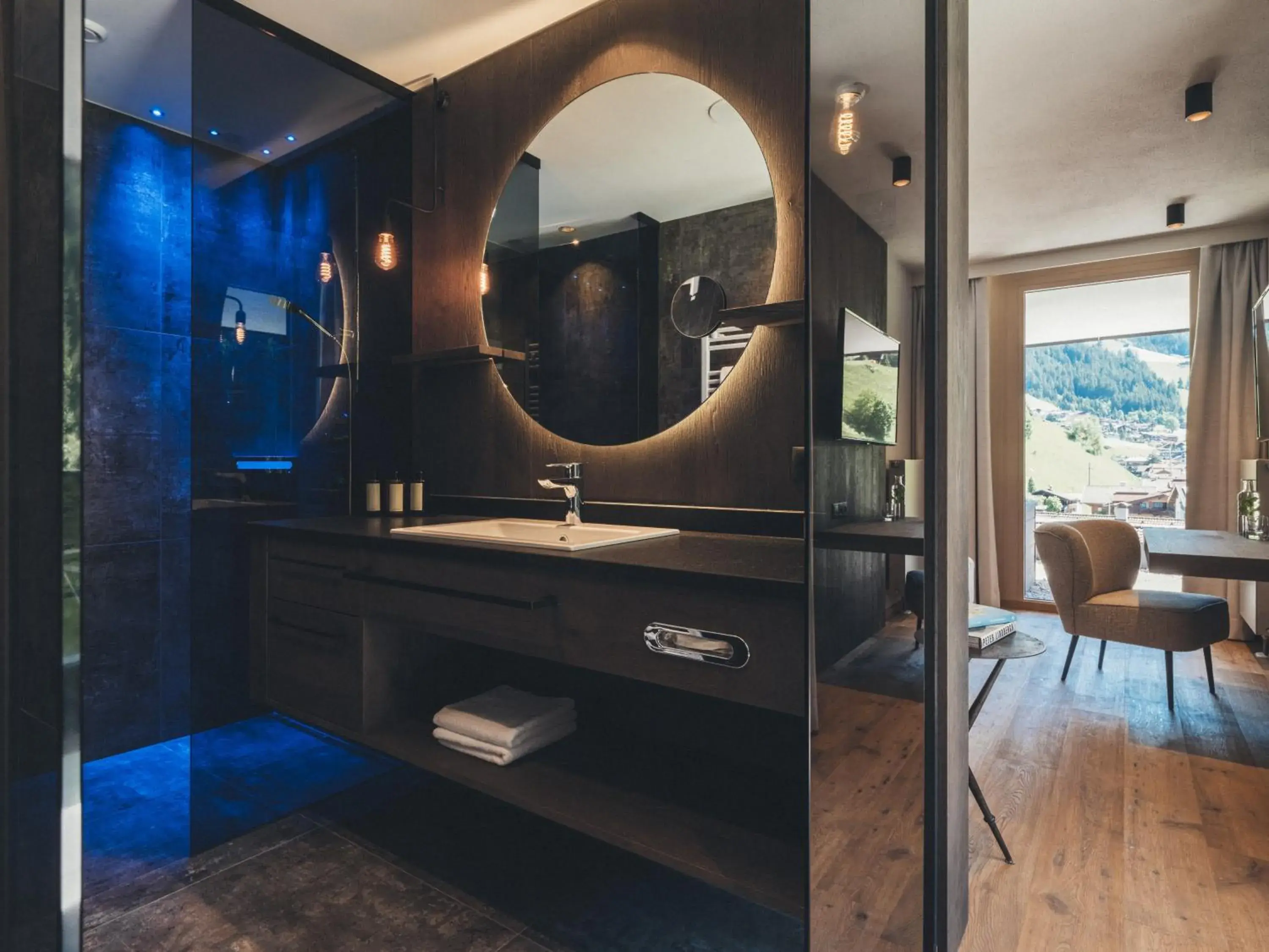 Family Room with Mountain View in Hotel Tirolerhof 4 Sterne Superior Family Room with Mountain View in Hotel Tirolerhof 4 Sterne Superior