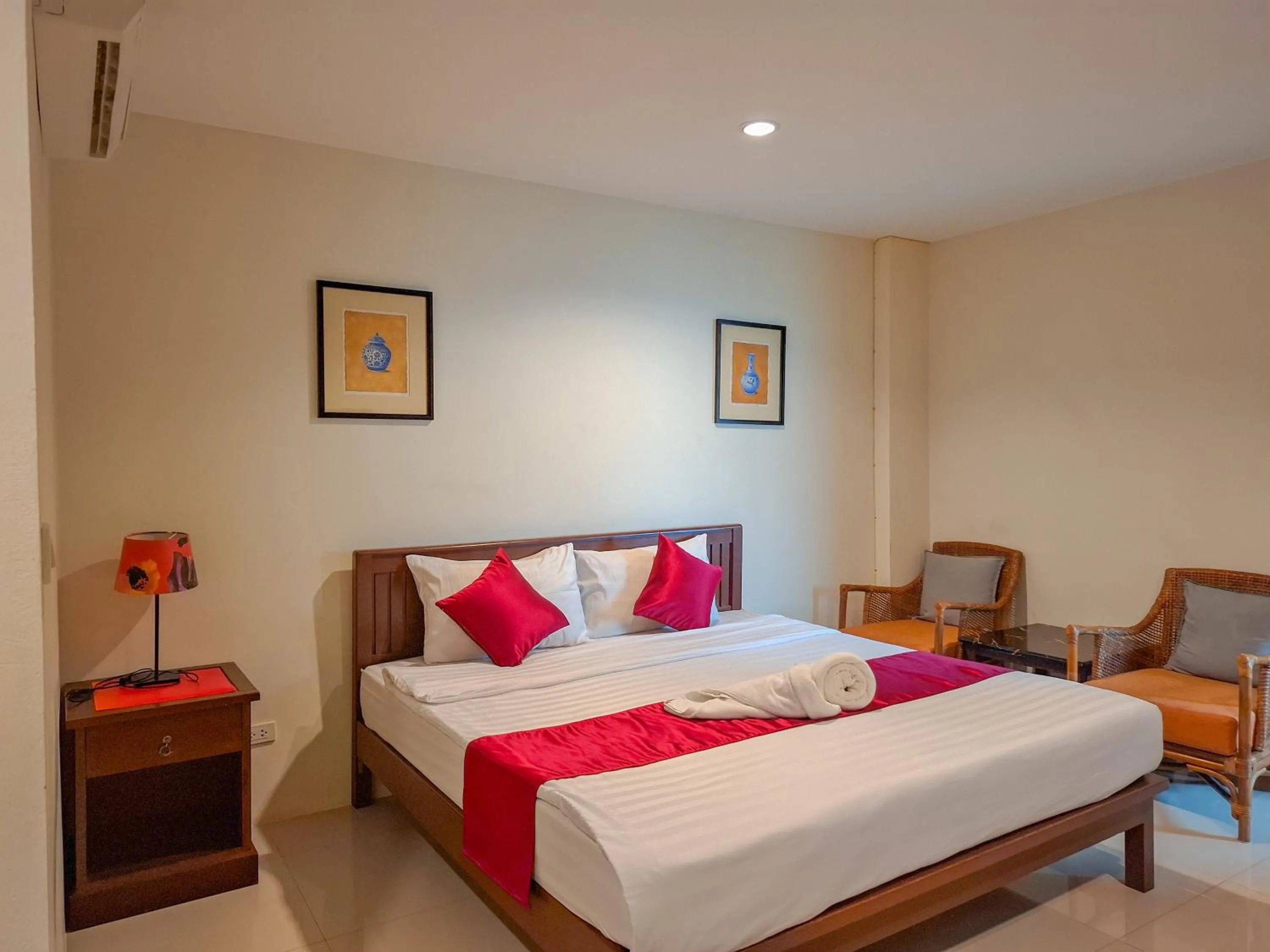 Photo of the whole room, Bed in The Hideaway Resort Pattaya