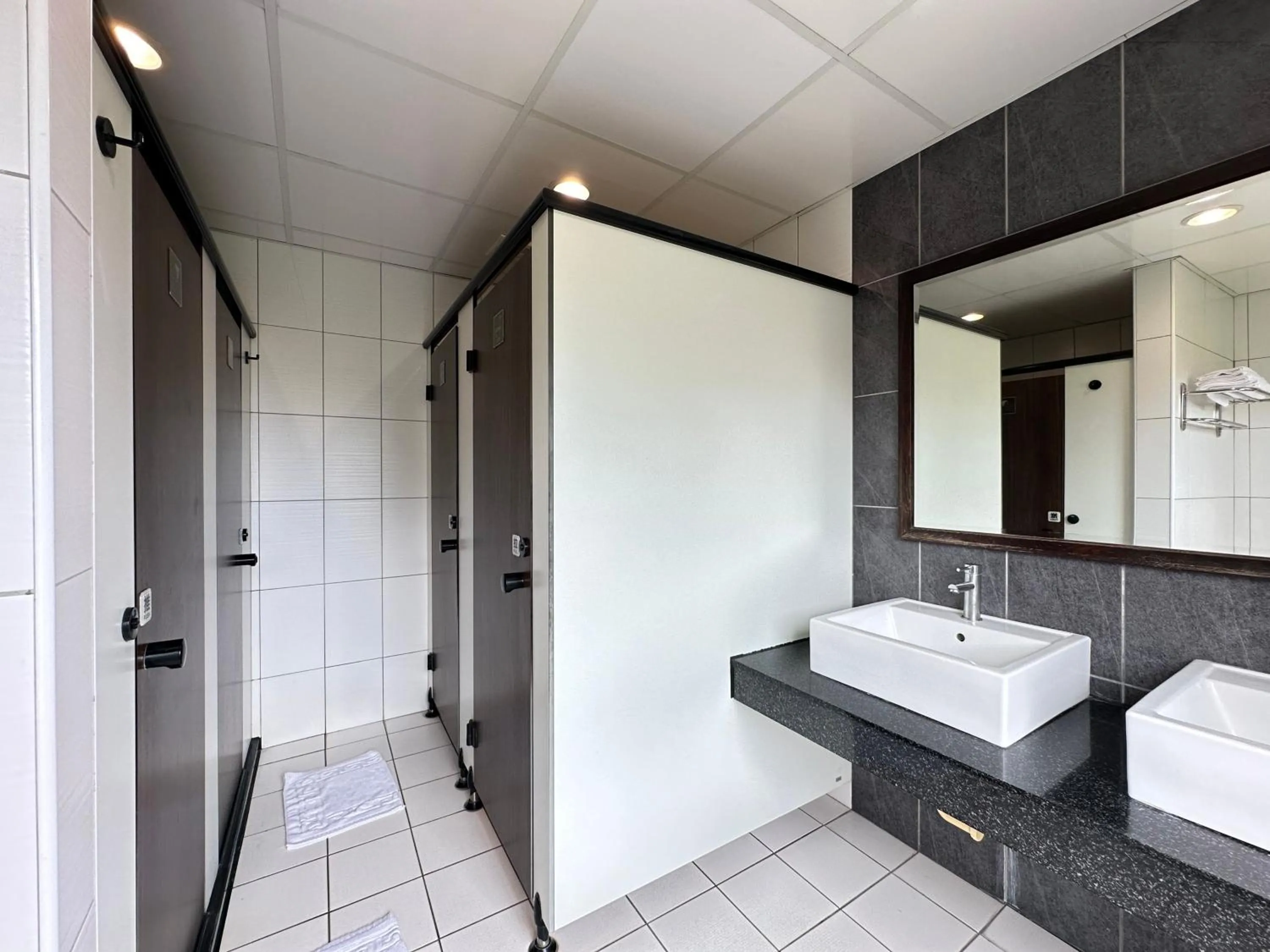 Toilet in CHIENTAN Youth Hotel