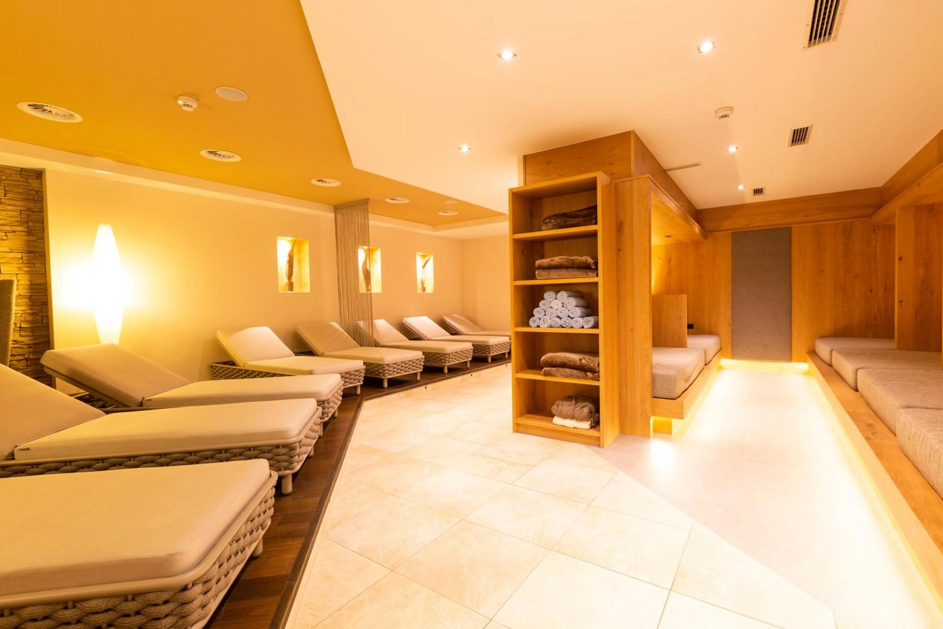 Sauna, Bed in Hotel Mittagskogel Pitztal