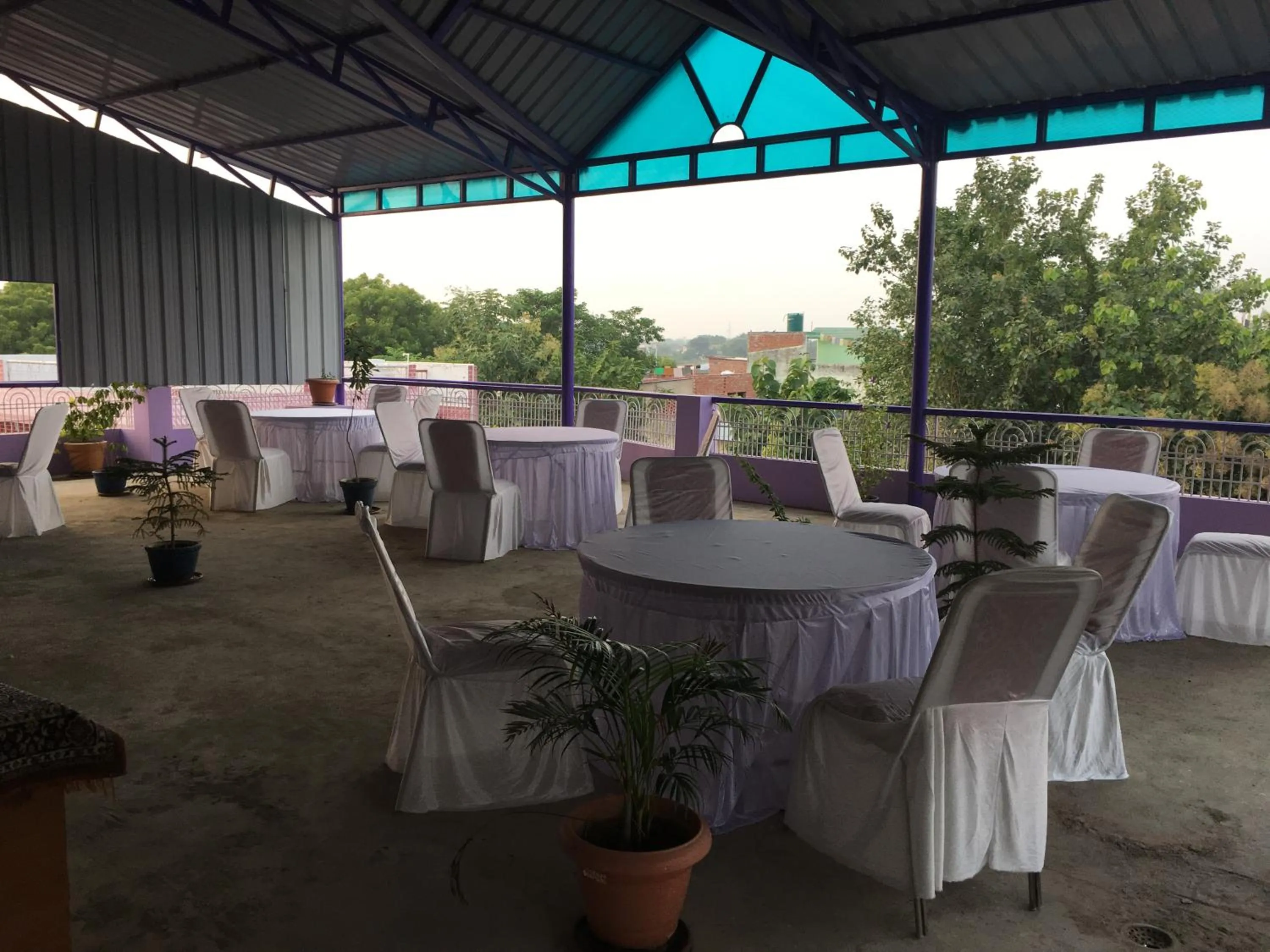 Restaurant/places to eat in Srishti Shelter