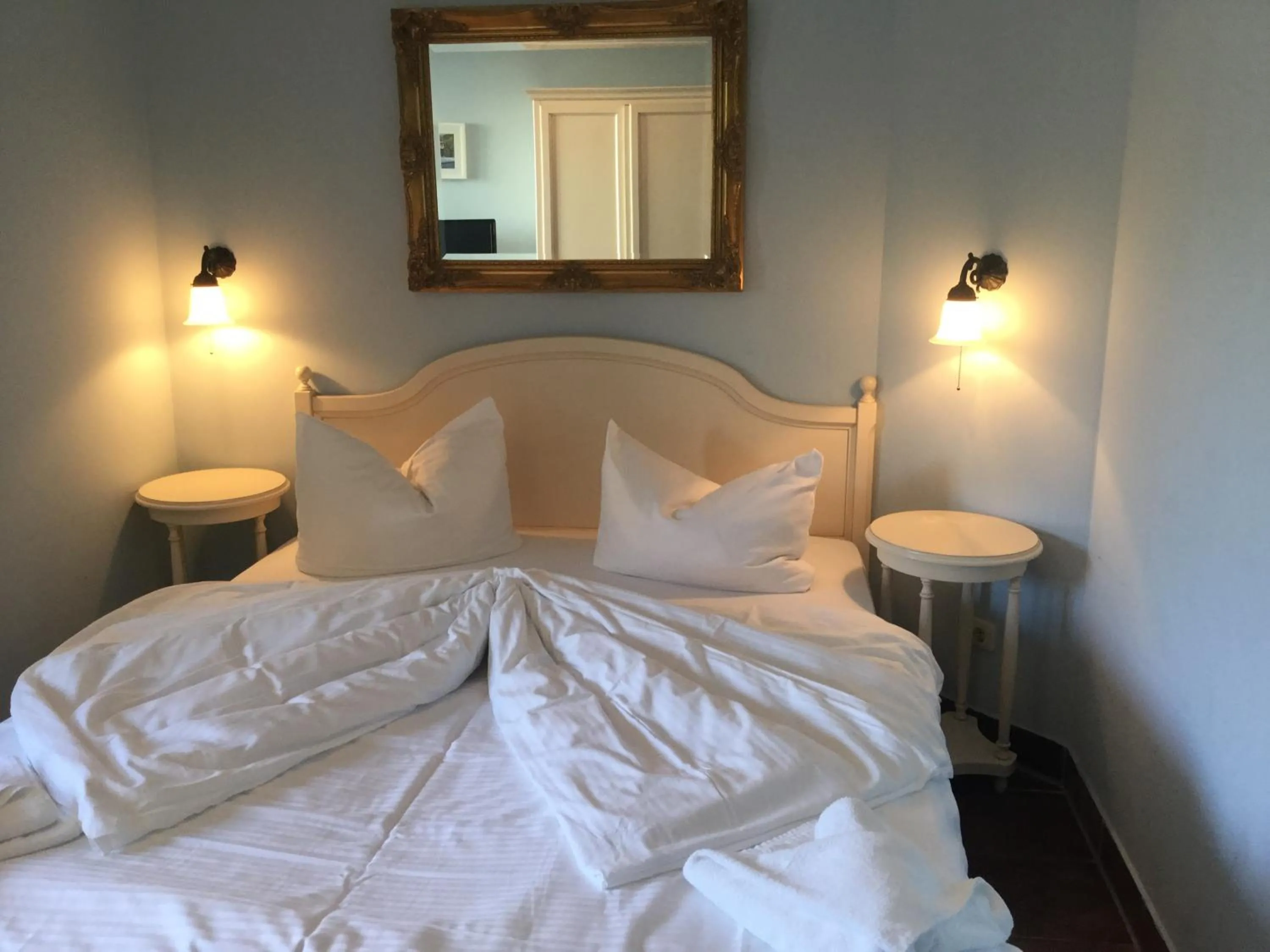 Photo of the whole room, Bed in Gästehaus Windflüchter