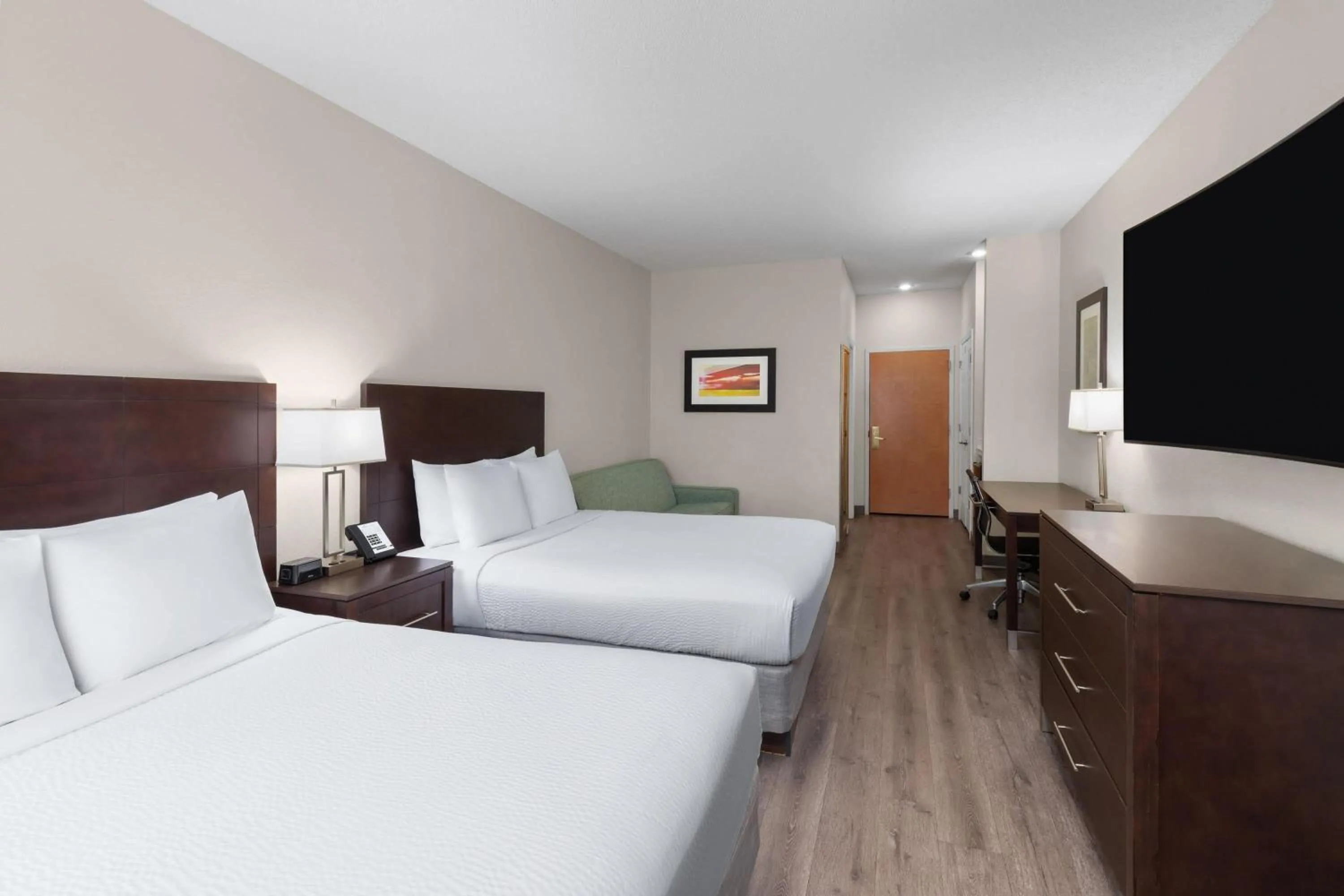 Photo of the whole room, Bed in Wingate by Wyndham Destin