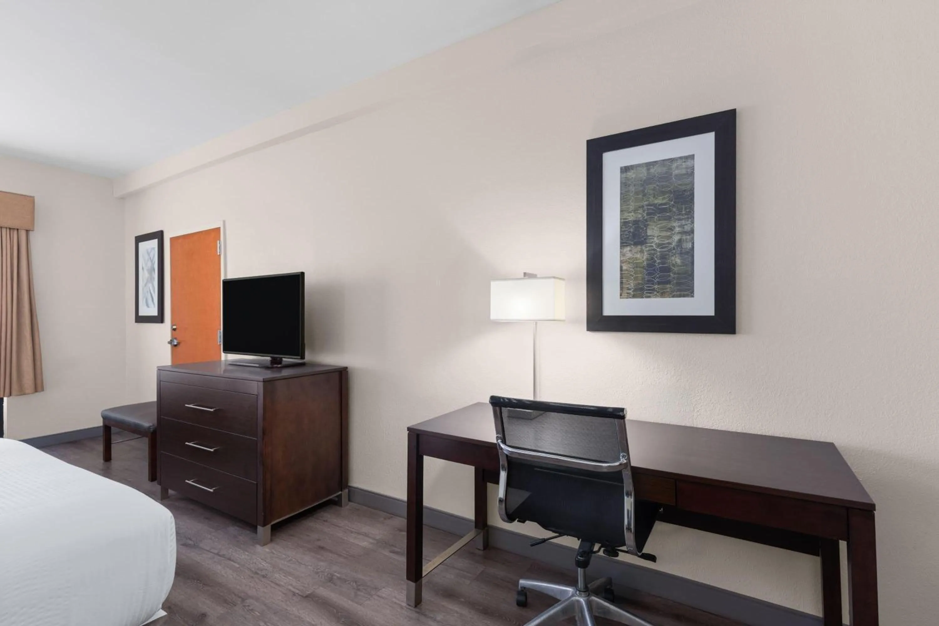 Photo of the whole room, Bed in Wingate by Wyndham Destin