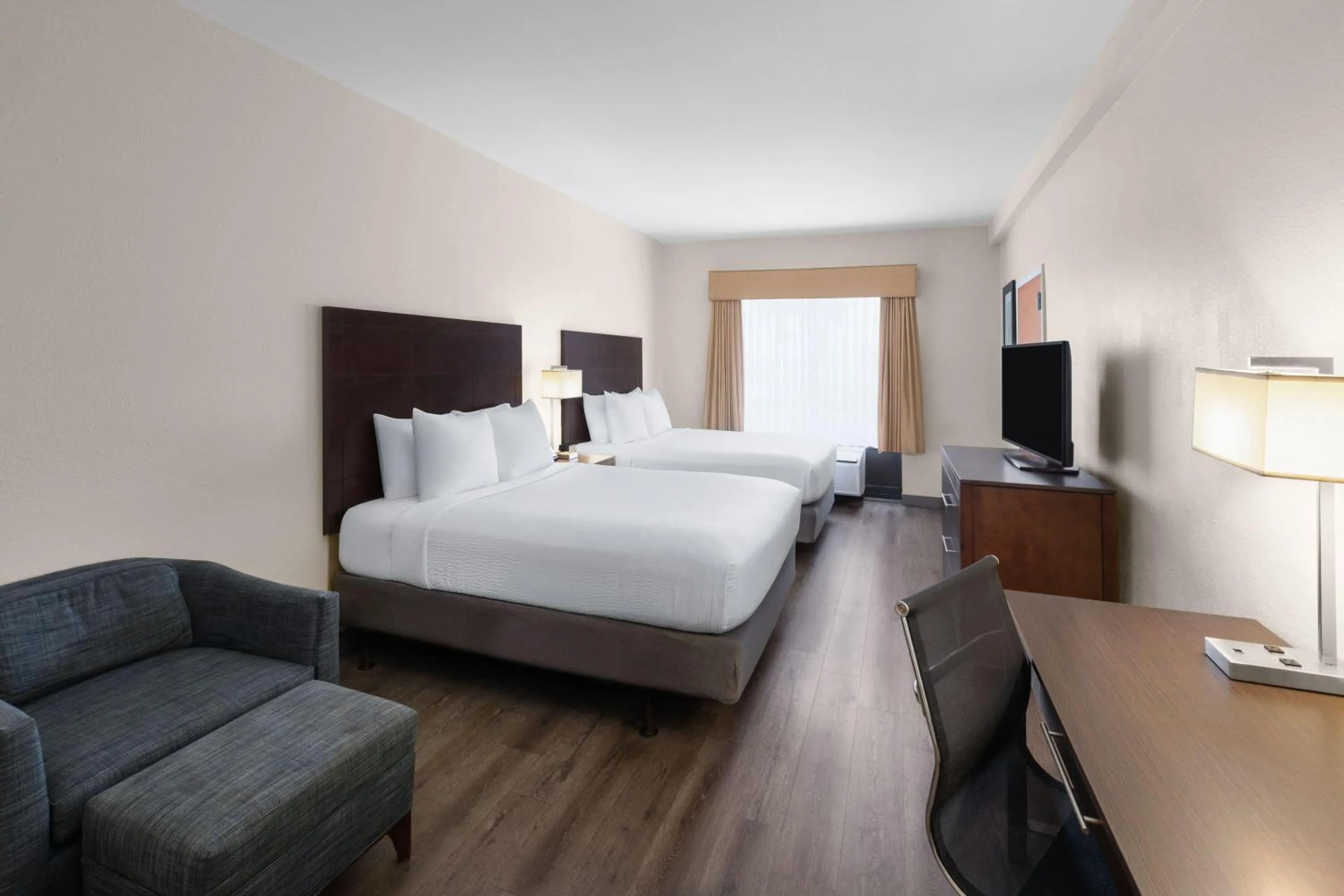 Photo of the whole room, Bed in Wingate by Wyndham Destin