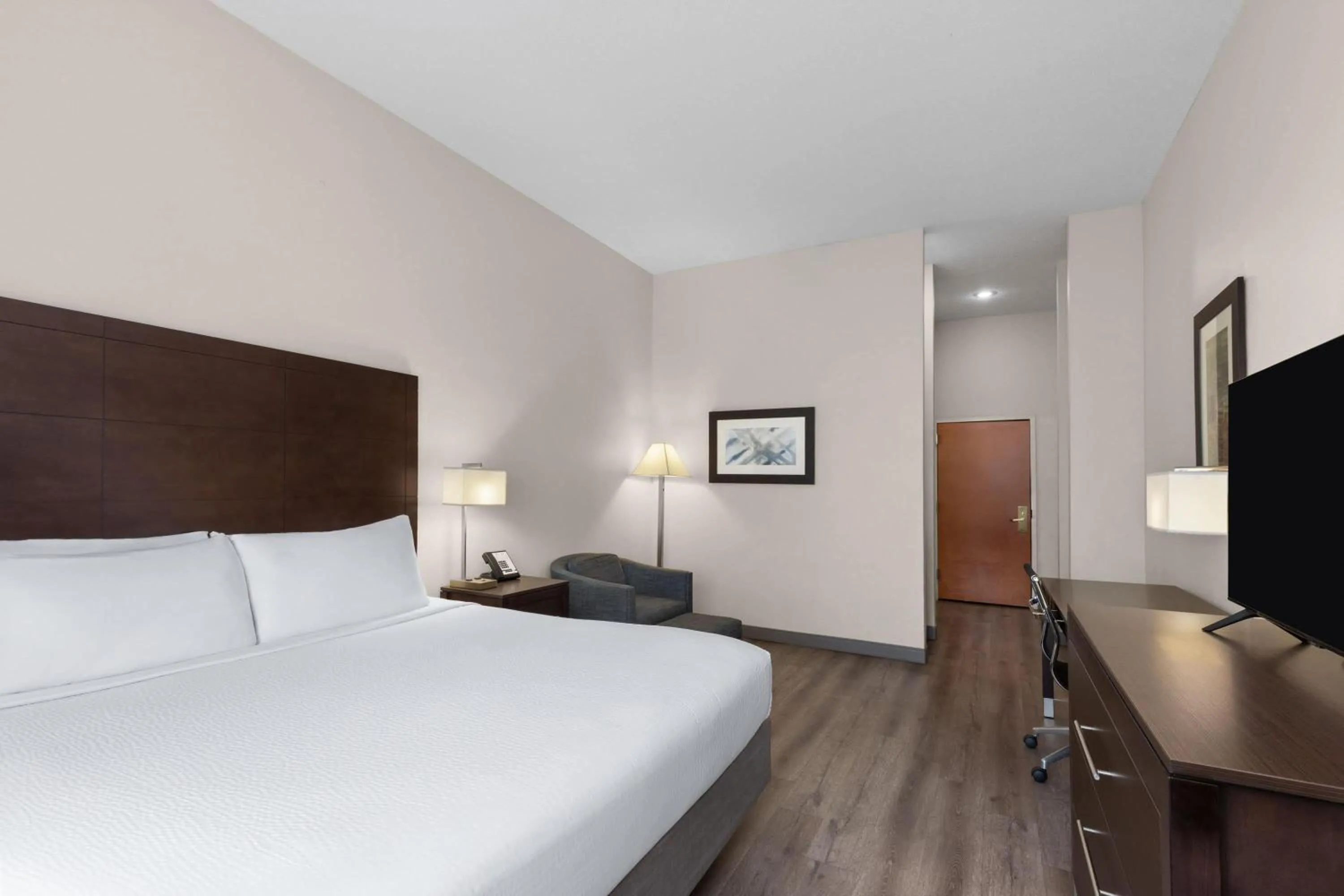 Photo of the whole room, Bed in Wingate by Wyndham Destin