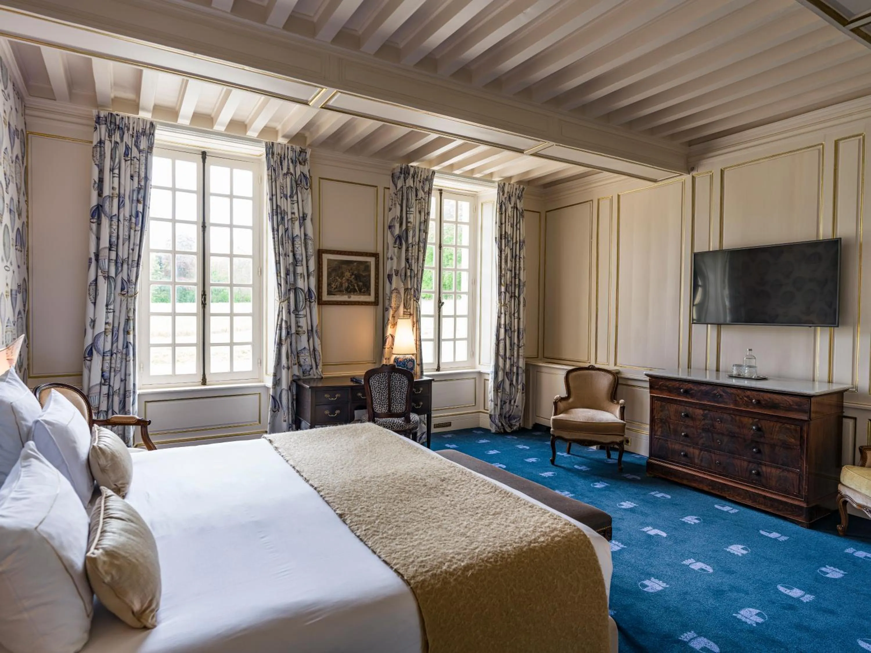 Bedroom, Bed in Chateau d'Audrieu