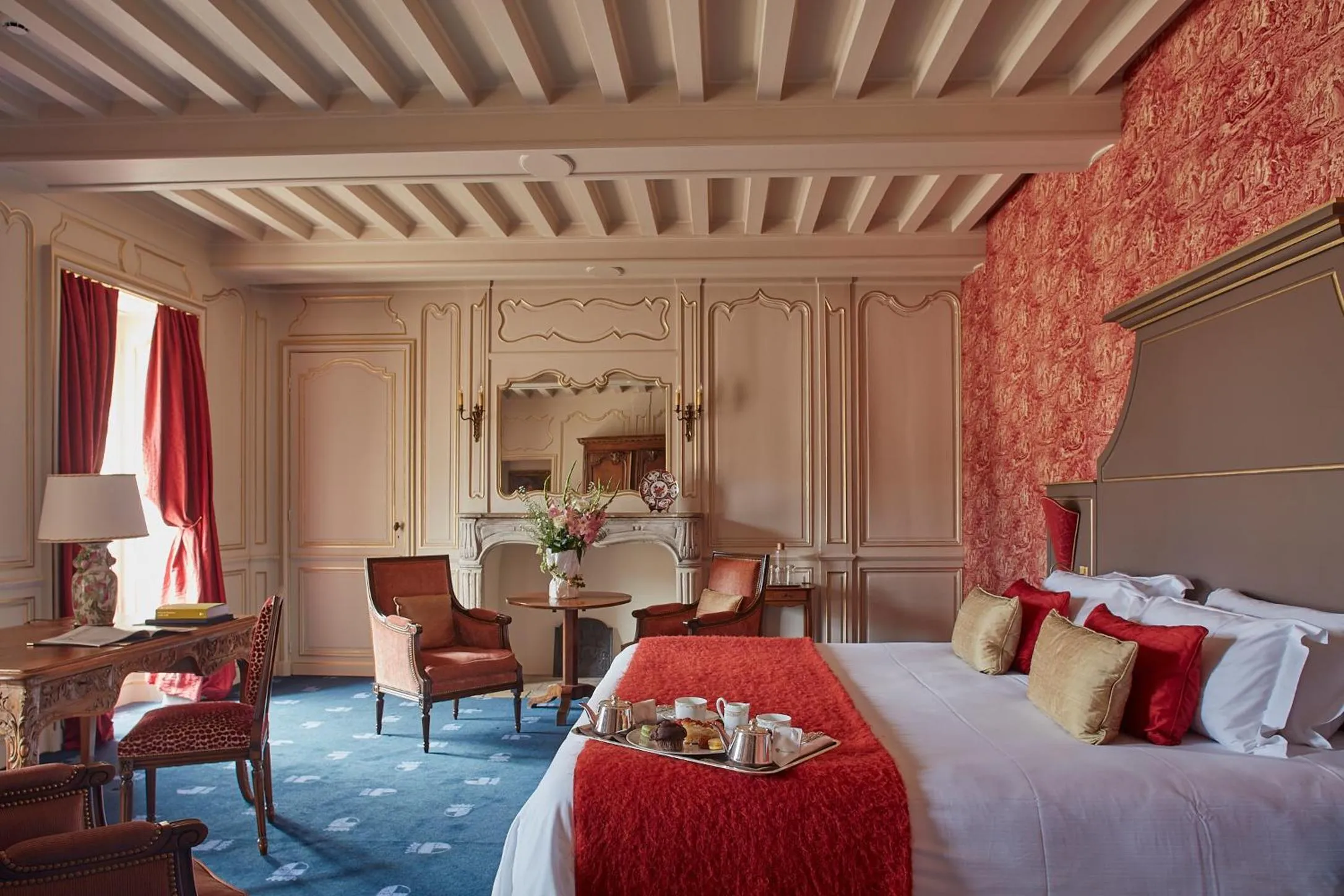 Bedroom, Bed in Chateau d'Audrieu