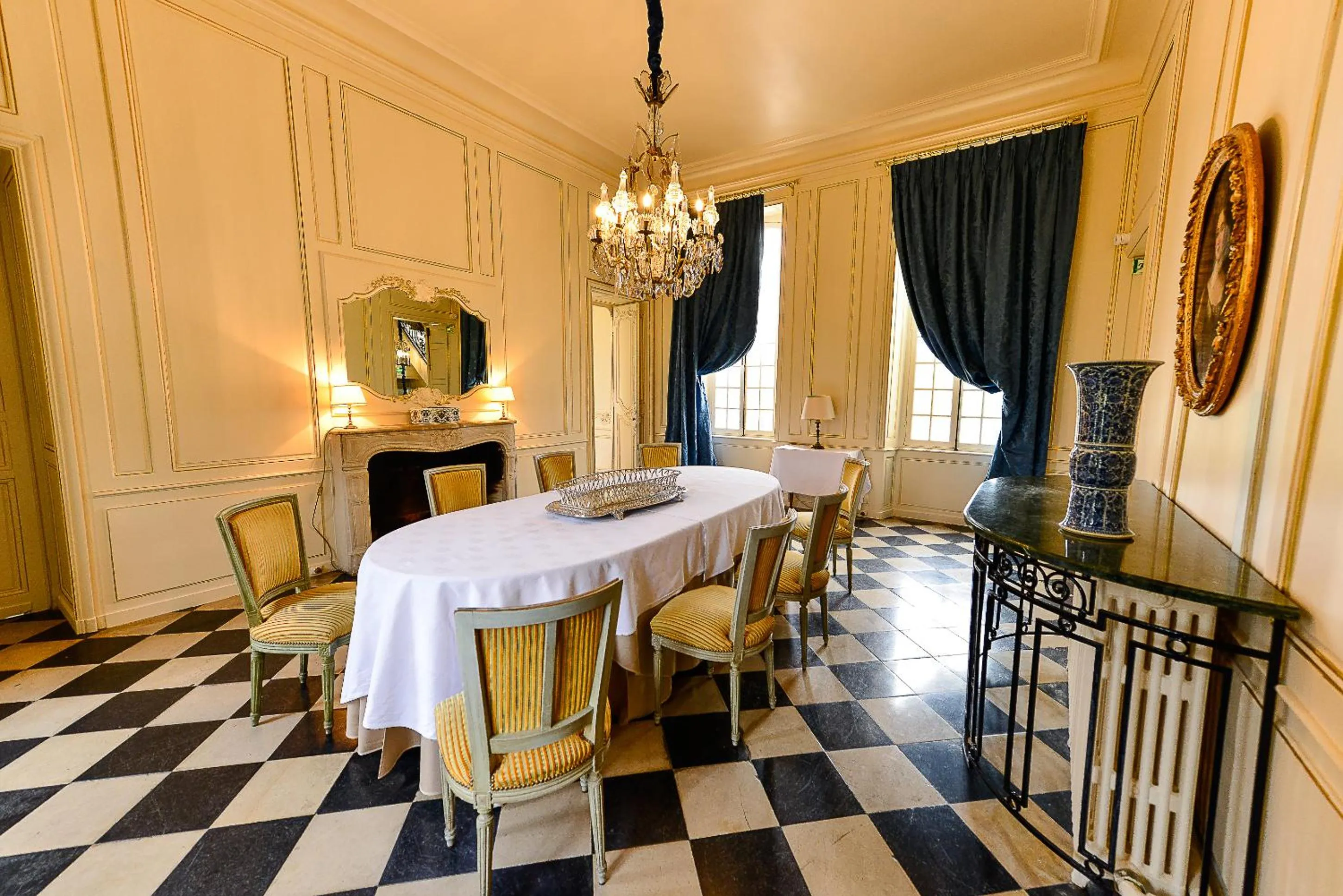 Dining area in Chateau d'Audrieu