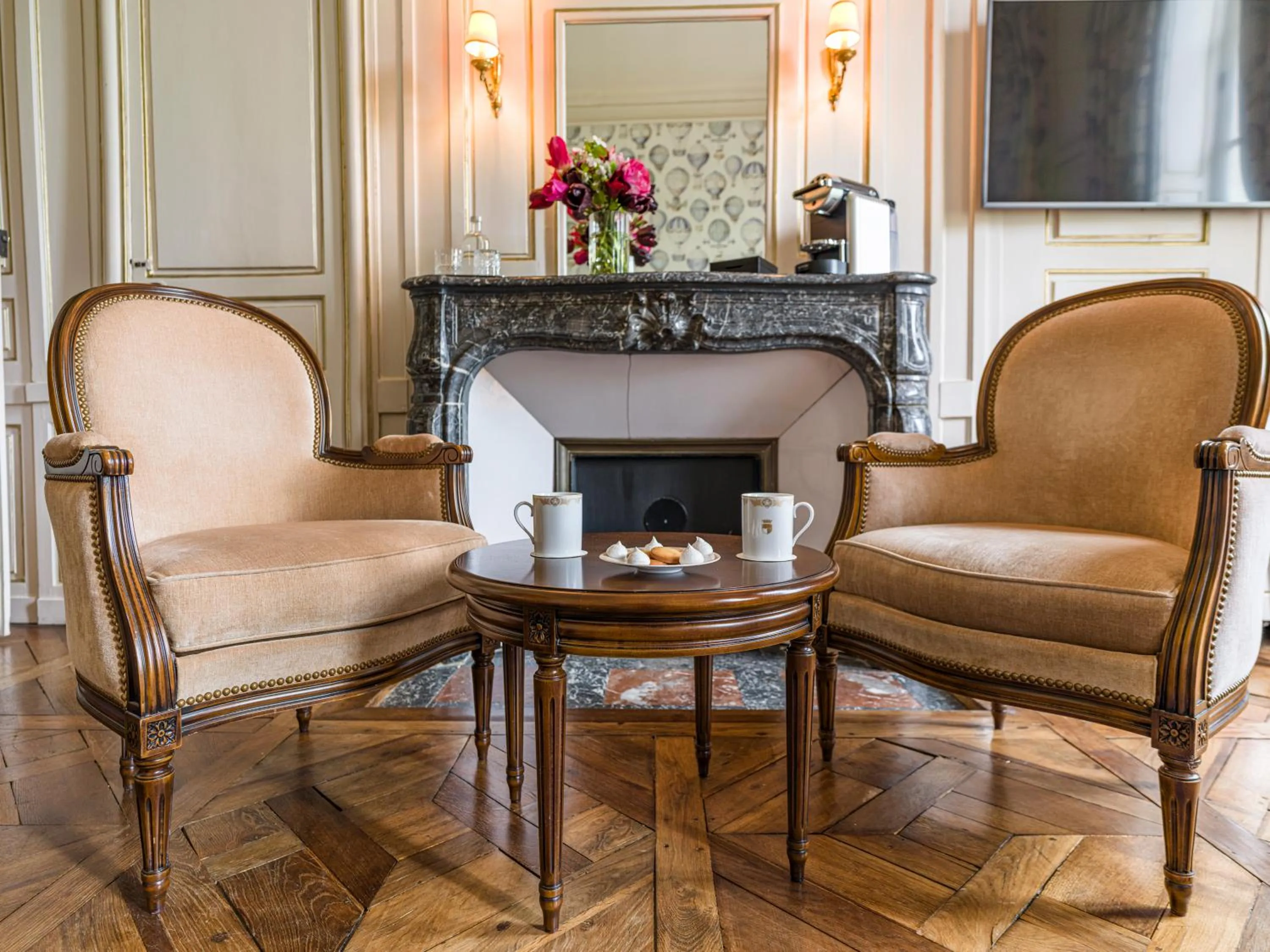 Seating area in Chateau d'Audrieu