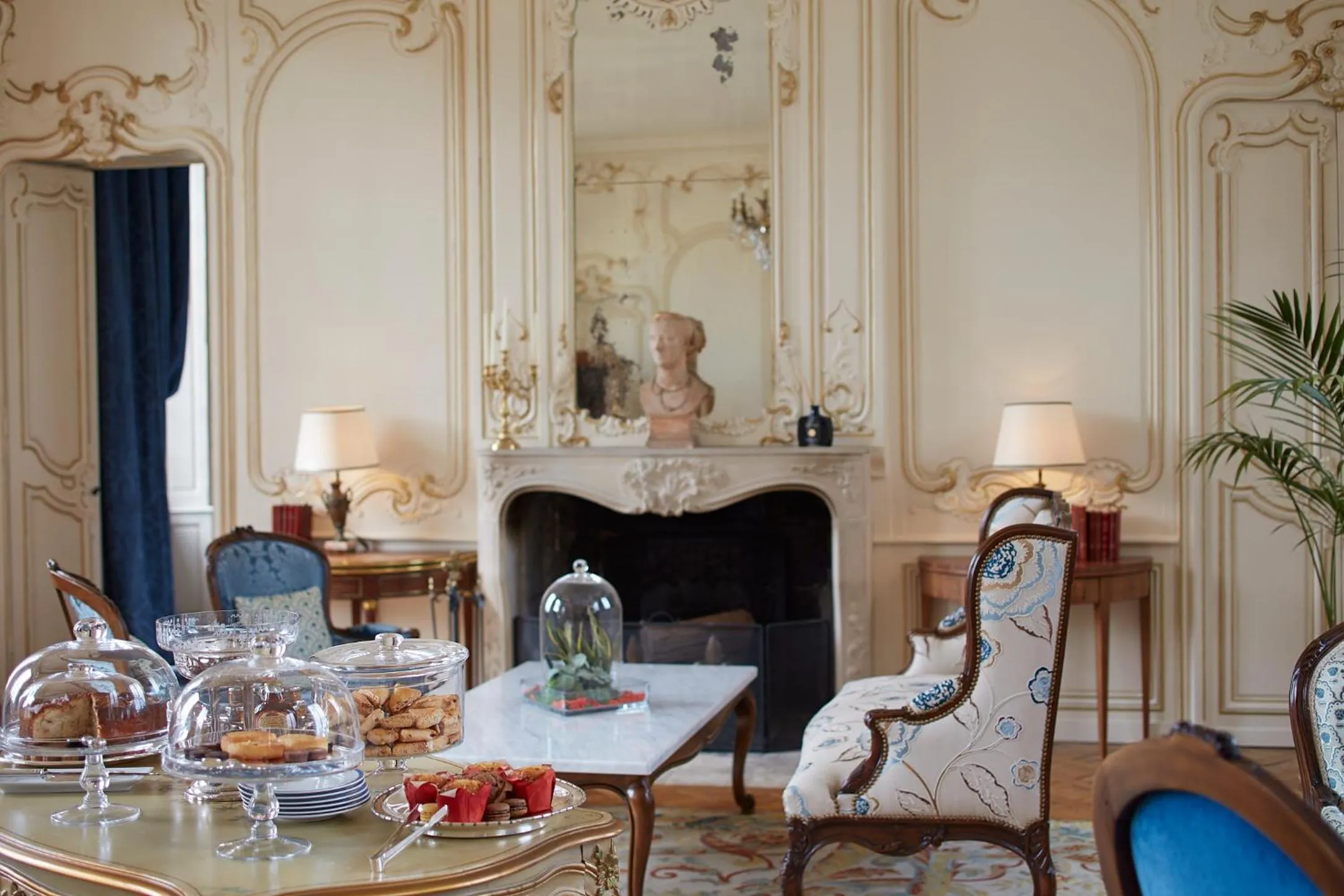 Lounge or bar in Chateau d'Audrieu