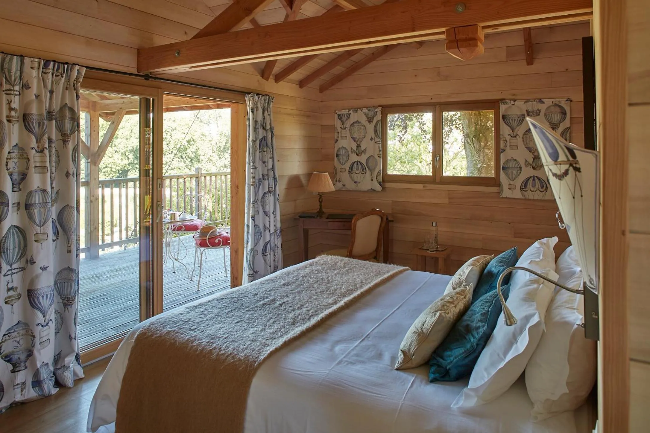 Bedroom, Bed in Chateau d'Audrieu