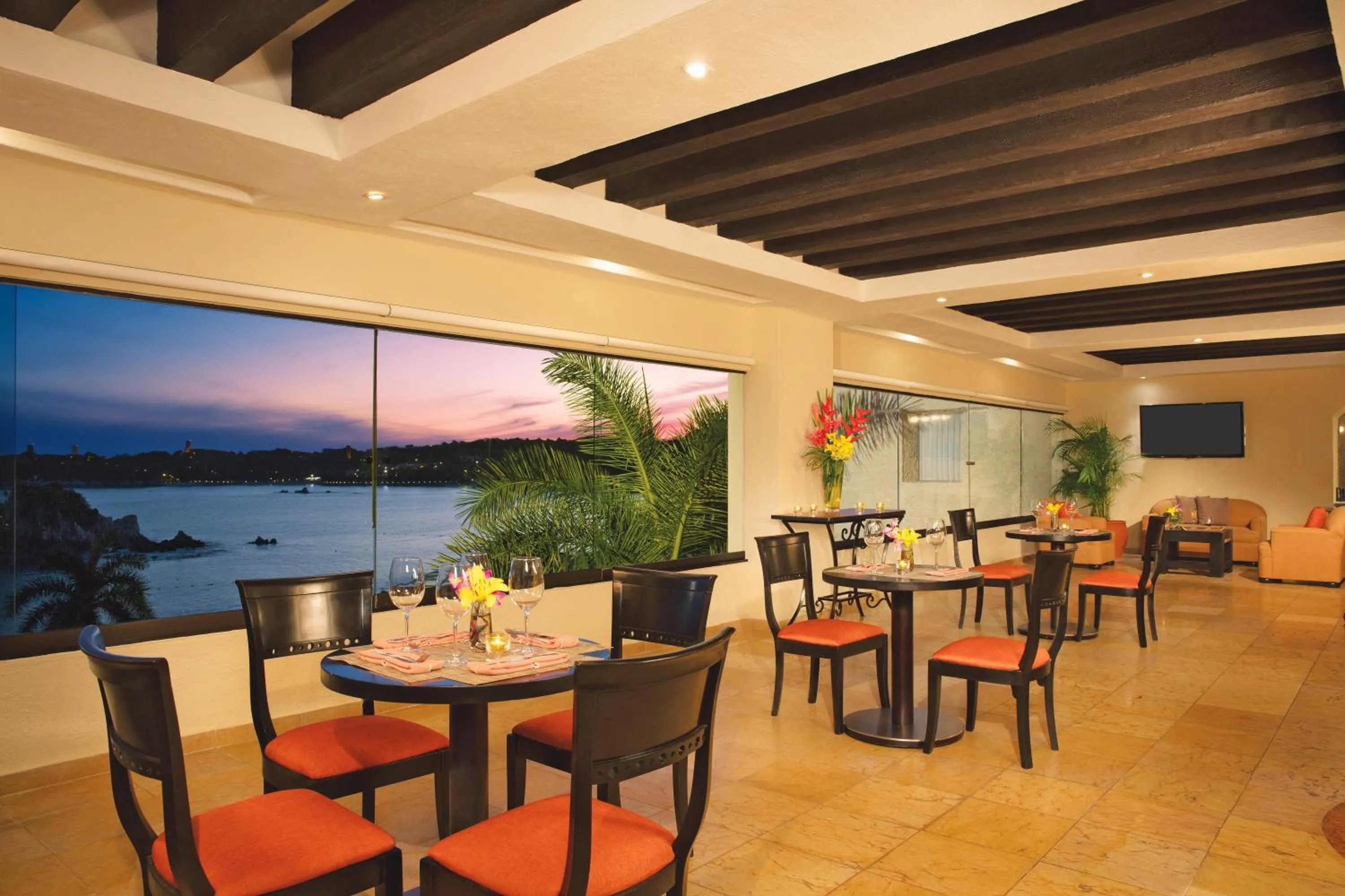 Lounge or bar in Dreams Huatulco Resort & Spa
