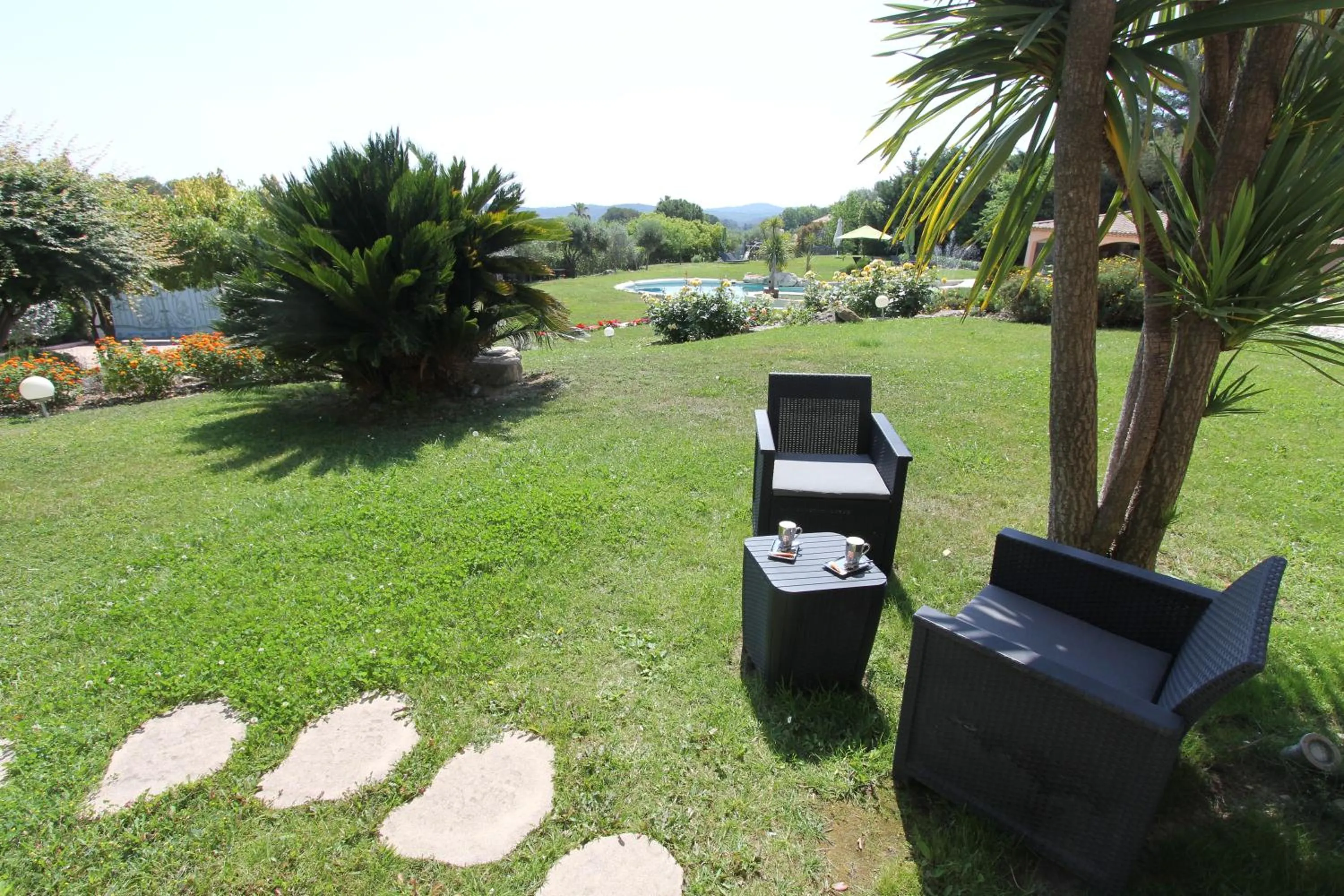 Garden view in "AU HAVRE DE PAIX" 5 étoiles Prestige jacuzzi, hammam, sauna, PISCINE chauffée Mougins Cannes Grasse
